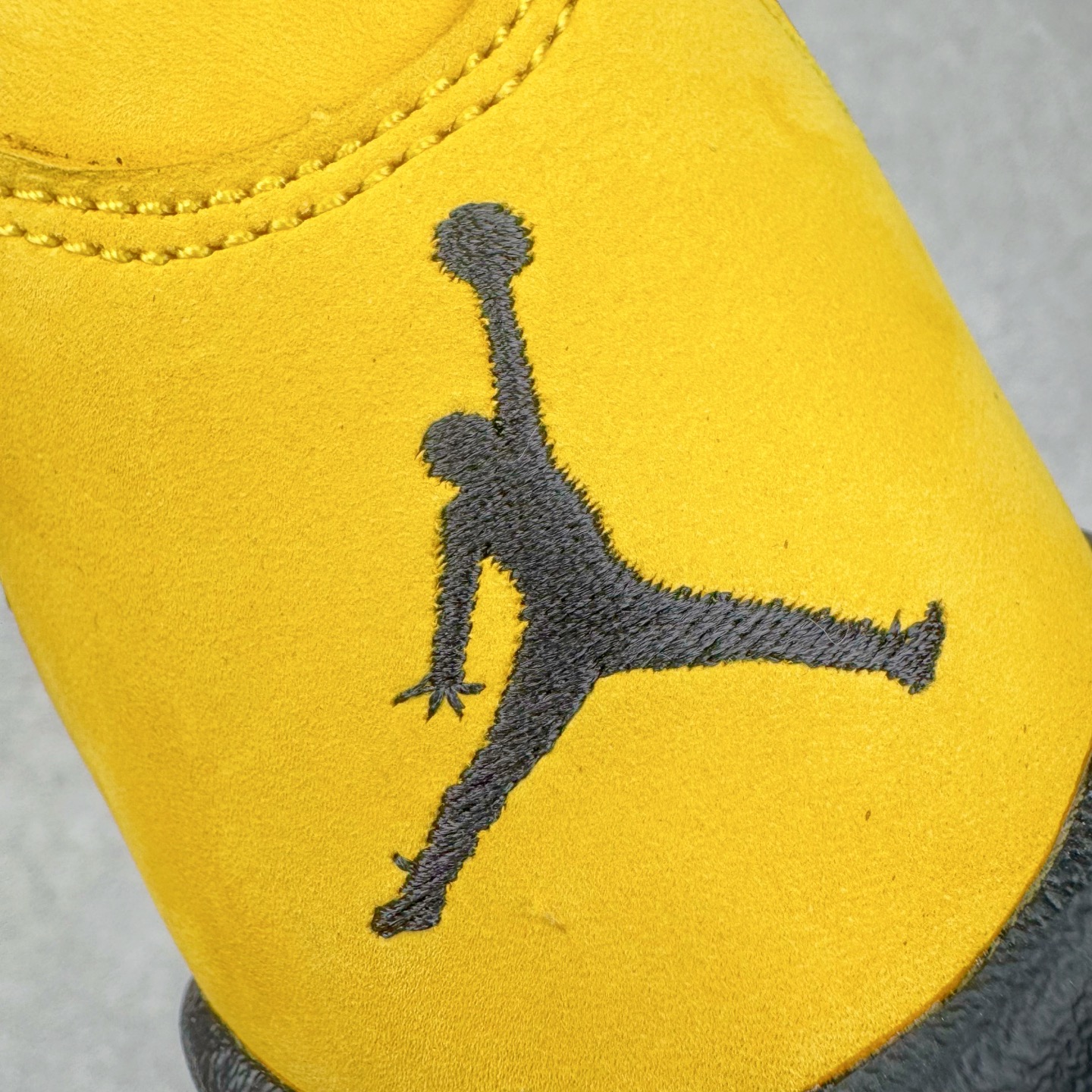 图片[16]-＃PK纯原 Air Jordan AJ5 Retro Tokyo T23 京东黑黄 IO3372-700 SZ原厂全套原楦原纸板磨具开发 原厂皮料加持 原厂港宝加持定型后跟R度完美 同源原厂电绣 飞人针数密度立体效果一致 原厂拉帮手法 原厂配置纸衬高频鞋盒 原厂指令配双鞋带 原厂TPU网格鞋带扣 超高鞋面清洁度 最高QC检验标准 控制溢胶瑕疵 到手可放心比对发售原鞋 上脚百分百充正驾驭 尺码：40 40.5 41 42 42.5 43 44 44.5 45 46 47.5-选品中心