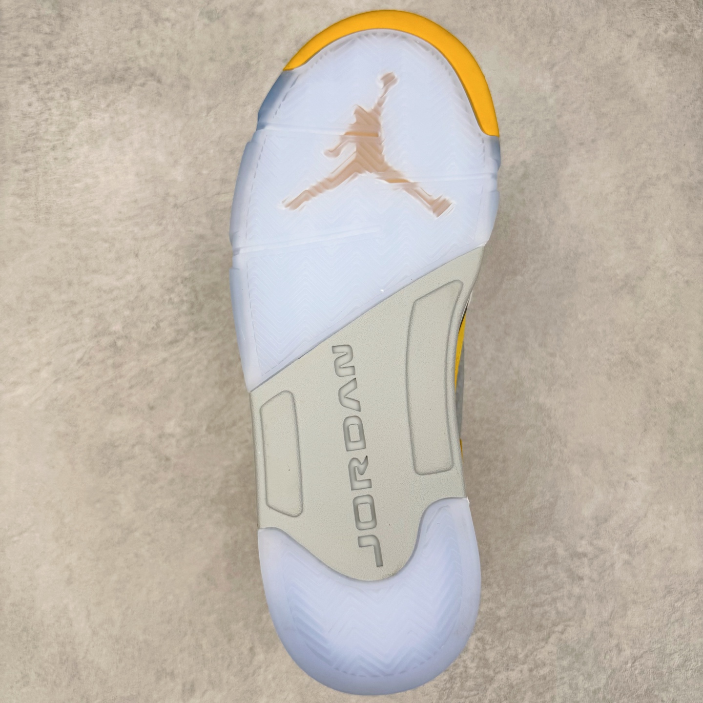 图片[9]-＃PK纯原 Air Jordan AJ5 Retro Tokyo T23 京东黑黄 IO3372-700 SZ原厂全套原楦原纸板磨具开发 原厂皮料加持 原厂港宝加持定型后跟R度完美 同源原厂电绣 飞人针数密度立体效果一致 原厂拉帮手法 原厂配置纸衬高频鞋盒 原厂指令配双鞋带 原厂TPU网格鞋带扣 超高鞋面清洁度 最高QC检验标准 控制溢胶瑕疵 到手可放心比对发售原鞋 上脚百分百充正驾驭 尺码：40 40.5 41 42 42.5 43 44 44.5 45 46 47.5-选品中心