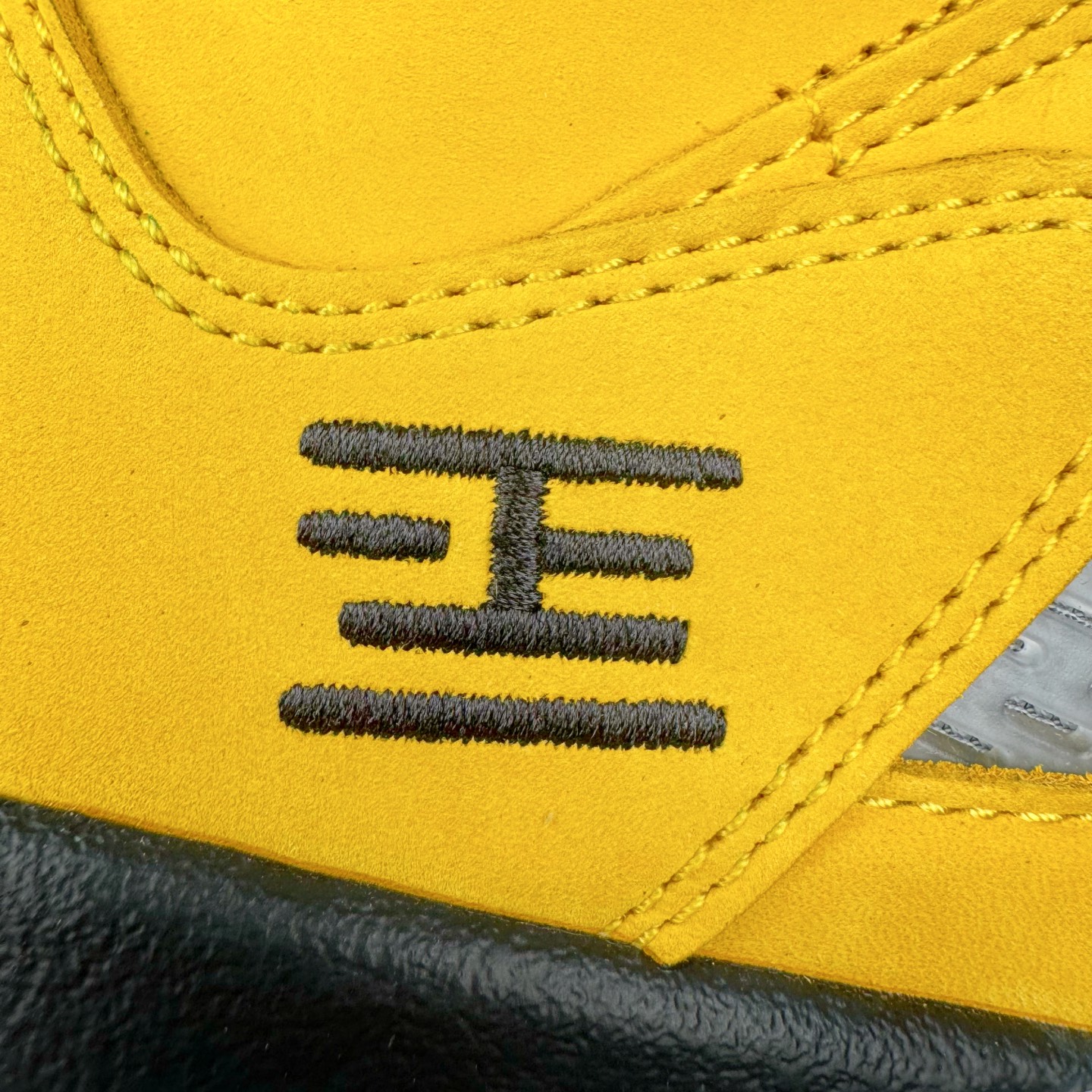 图片[18]-＃PK纯原 Air Jordan AJ5 Retro Tokyo T23 京东黑黄 IO3372-700 SZ原厂全套原楦原纸板磨具开发 原厂皮料加持 原厂港宝加持定型后跟R度完美 同源原厂电绣 飞人针数密度立体效果一致 原厂拉帮手法 原厂配置纸衬高频鞋盒 原厂指令配双鞋带 原厂TPU网格鞋带扣 超高鞋面清洁度 最高QC检验标准 控制溢胶瑕疵 到手可放心比对发售原鞋 上脚百分百充正驾驭 尺码：40 40.5 41 42 42.5 43 44 44.5 45 46 47.5-选品中心