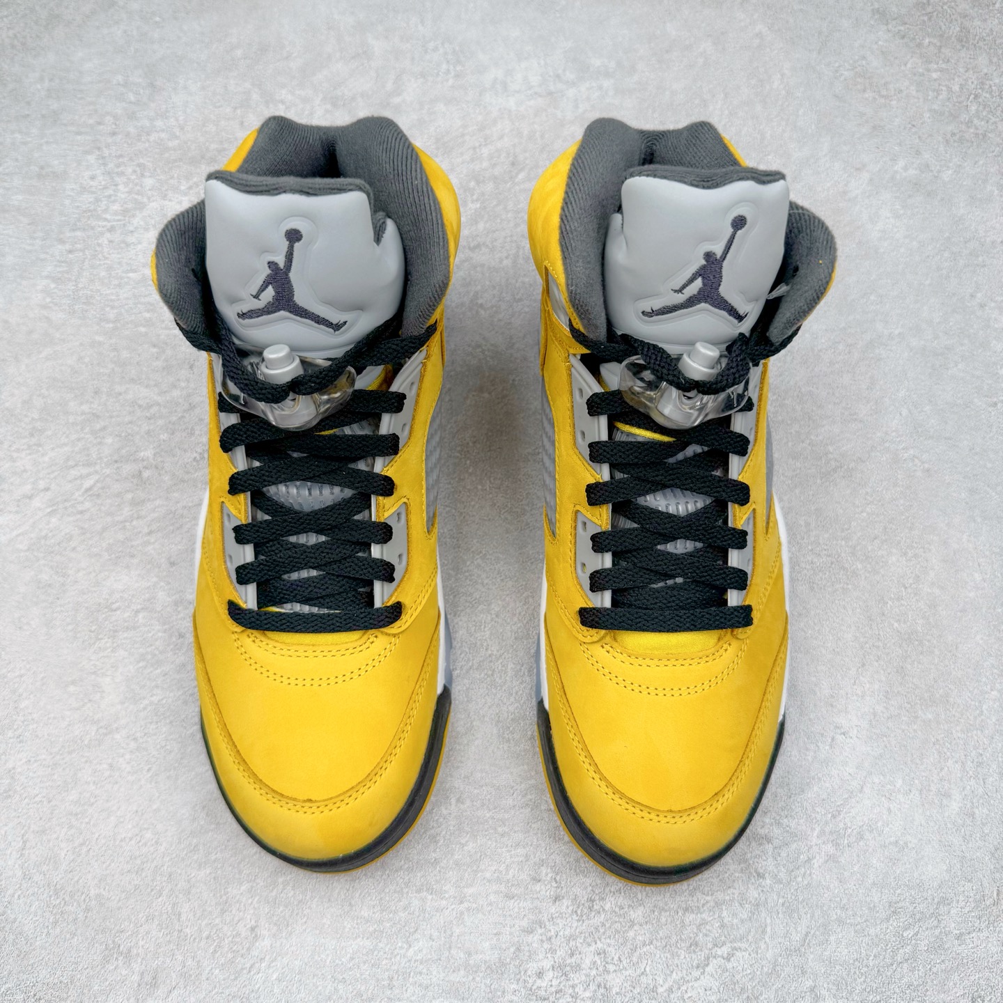 图片[2]-＃PK纯原 Air Jordan AJ5 Retro Tokyo T23 京东黑黄 IO3372-700 SZ原厂全套原楦原纸板磨具开发 原厂皮料加持 原厂港宝加持定型后跟R度完美 同源原厂电绣 飞人针数密度立体效果一致 原厂拉帮手法 原厂配置纸衬高频鞋盒 原厂指令配双鞋带 原厂TPU网格鞋带扣 超高鞋面清洁度 最高QC检验标准 控制溢胶瑕疵 到手可放心比对发售原鞋 上脚百分百充正驾驭 尺码：40 40.5 41 42 42.5 43 44 44.5 45 46 47.5-选品中心