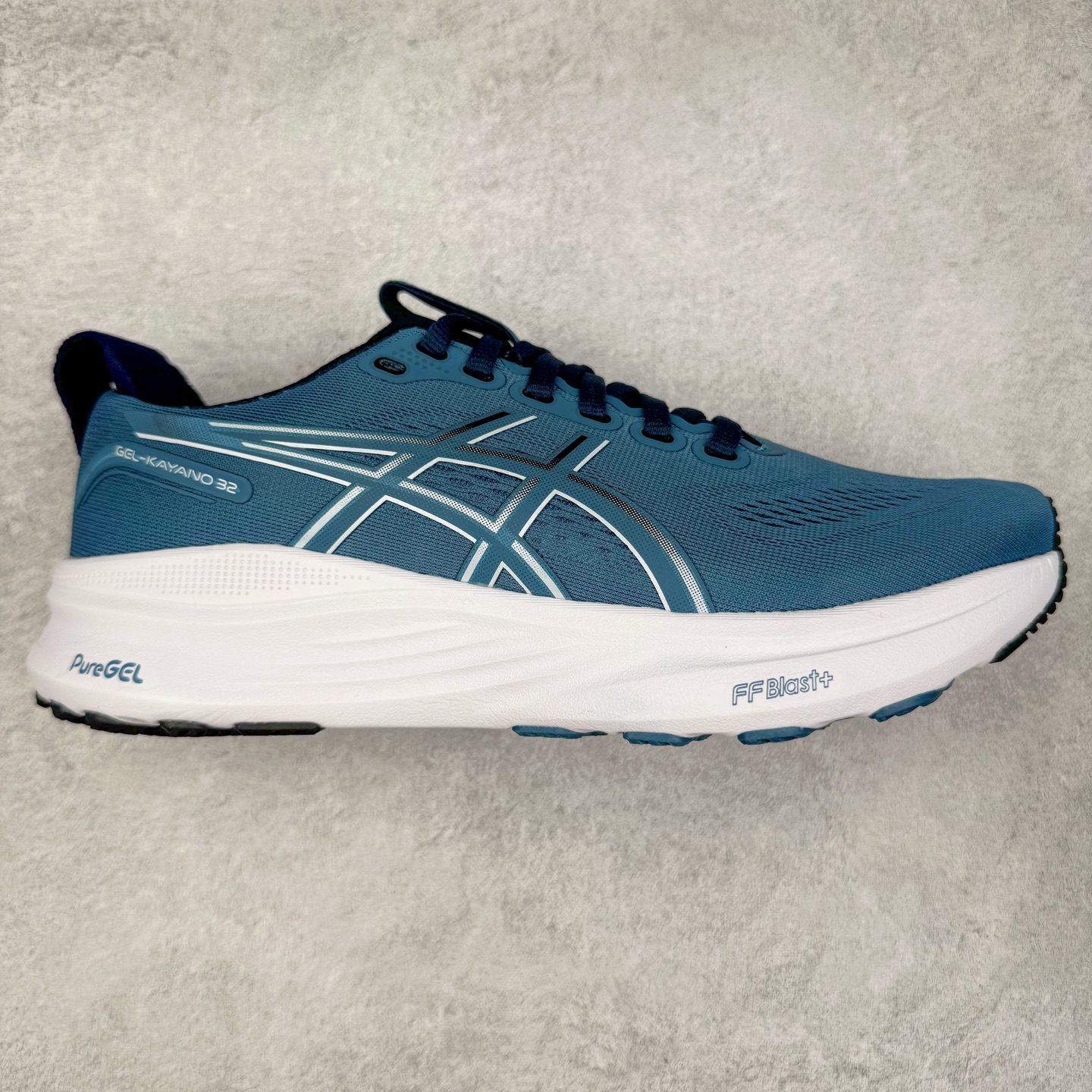 Asics Gel-Kayano 32 亚瑟士卡亚诺32代低帮专业有氧超轻量休闲运动全能慢跑鞋全球知名运动品牌ASICS正式推出新款GEL-KAYANO 32跑鞋，旨在通过全新稳定结构以提升产品可适性，满足跑者的足部稳定需求，让每一位跑者从起跑到结束都能够感受到焕然一新的稳定性与舒适性，从而帮助更多人找到身心平衡，获得自在舒适的健康生活方式。秉持着ASICS亚瑟士的设计哲学，全新一代GEL-KAYANO 32应运而生。为进一步升级产品的稳定性，GEL-KAYANO 采用了全新4D引导系统，通过内侧稳定装置提升可适性，满足足部稳定需求，帮助足弓迅速返回到平衡位置。作为基于生物力学研究打造的全新稳定结构，4D引导系统不仅提升了跑鞋对双脚的支撑性，它还将人体不同的运动状态纳入设计考量，帮助跑者在多种跑动强度下获得充足的稳定性和理想的舒适度。尺码：36 37 37.5 38 39.5 40 40.5 41.5 42 42.5 43.5 44 44.5 45-选品中心