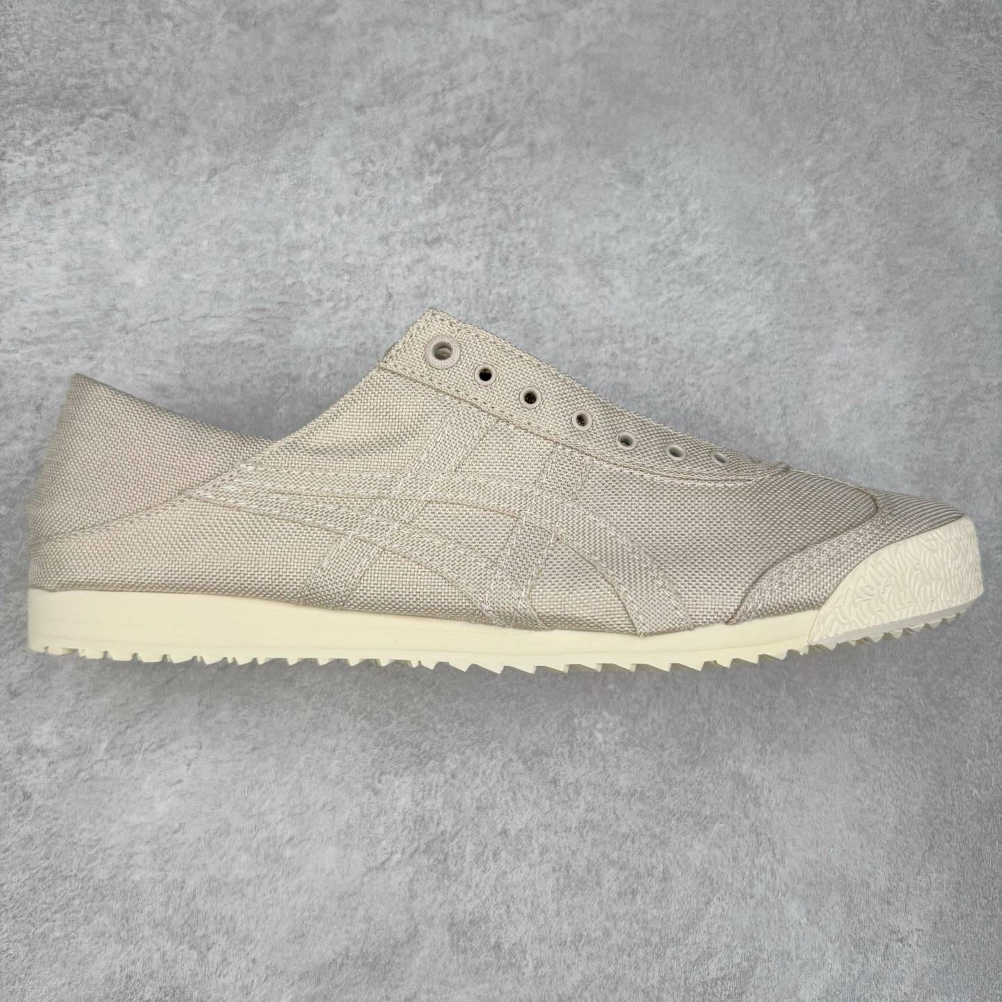 ＃C版 Asics Onitsuka Tiger MEXICO 66 亚瑟士鬼冢虎复古经典板鞋 CNY 龙年限定 白红 市场王者选手 海外订单工厂出品 长期生产补货永不断码 超成熟稳定的做工品控 原装全套纸板楦头开发 原汁原味 完美呈现版型 私模正确鞋底咬花纹路 一比一鞋头弧度高度鞋身弧度 绝不口嗨 细节品控鞋型随意秒杀市面 原档咬花纹路私模大底 一个单元有六个三角形 总体形拼接呈现花瓣状 官方四联吊牌 原装Ortholite轻量化鞋垫 原盒原配 质保卡 说明书 钢印防尘纸 纸板中底带钢印 乳胶组合鞋垫 支持全方位的对比专柜 产品从款式颜色造型上体现出追求舒适和细节的完美 鞋类更是推崇手工制作的严谨与完美 融舒适性与可穿性的设计风格 注重细节的完美和别致魅力 既保持稳重 又不失轻松的时尚感 尺码：36 37 37.5 38 39 39.5 40 40.5 41.5 42 42.5 43.5 44 45-选品中心