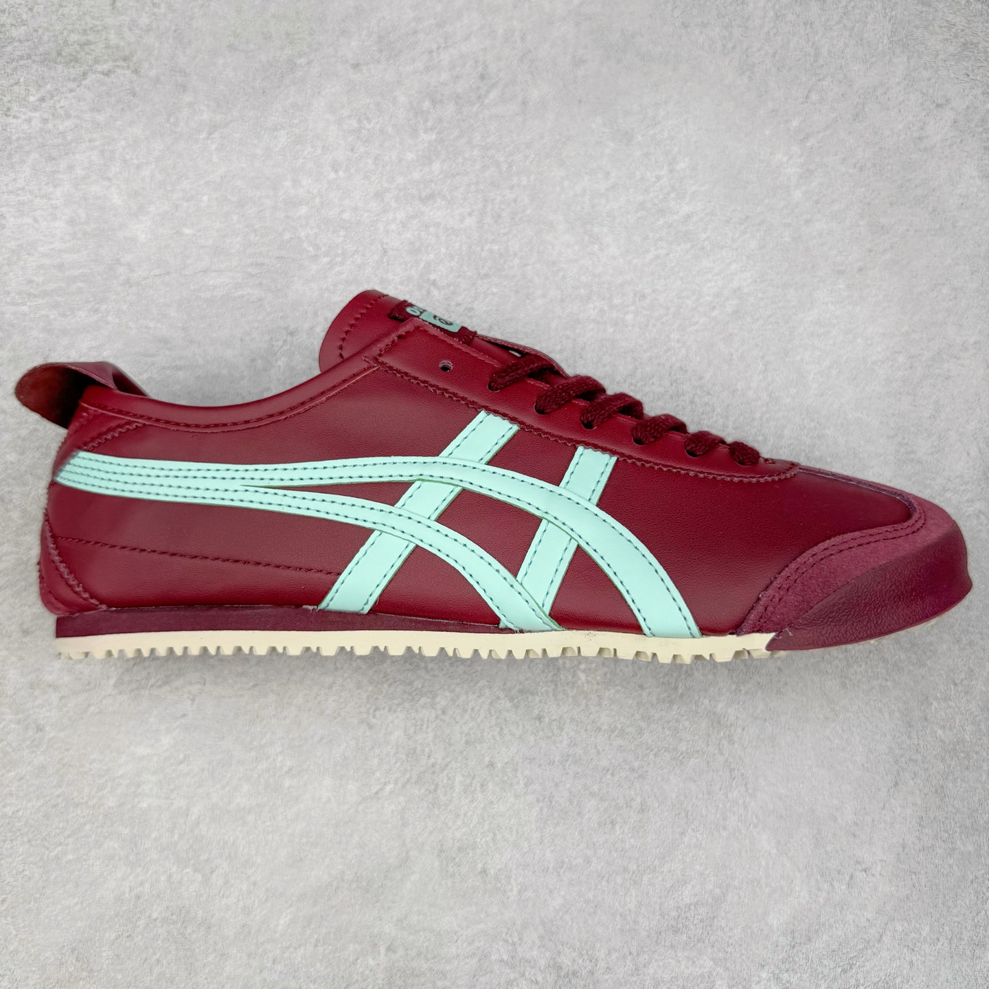 ＃C版 Asics Onitsuka Tiger MEXICO 66 亚瑟士鬼冢虎复古经典板鞋 CNY 龙年限定 白红 市场王者选手 海外订单工厂出品 长期生产补货永不断码 超成熟稳定的做工品控 原装全套纸板楦头开发 原汁原味 完美呈现版型 私模正确鞋底咬花纹路 一比一鞋头弧度高度鞋身弧度 绝不口嗨 细节品控鞋型随意秒杀市面 原档咬花纹路私模大底 一个单元有六个三角形 总体形拼接呈现花瓣状 官方四联吊牌 原装Ortholite轻量化鞋垫 原盒原配 质保卡 说明书 钢印防尘纸 纸板中底带钢印 乳胶组合鞋垫 支持全方位的对比专柜 产品从款式颜色造型上体现出追求舒适和细节的完美 鞋类更是推崇手工制作的严谨与完美 融舒适性与可穿性的设计风格 注重细节的完美和别致魅力 既保持稳重 又不失轻松的时尚感 尺码：36 37 37.5 38 39 39.5 40 40.5 41.5 42 42.5 43.5 44 45-选品中心