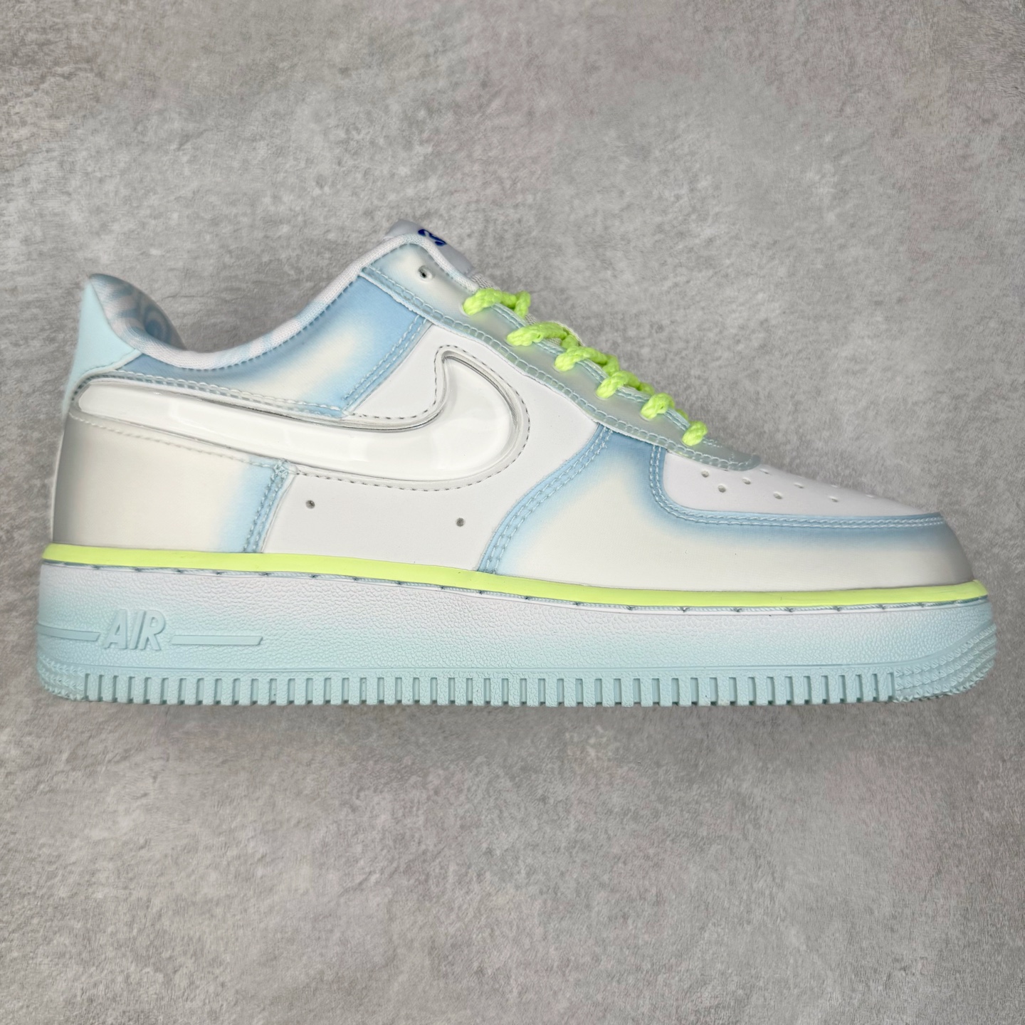 ＃XT纯原 NK Air Force 1´07 Low 空军一号低帮百搭休闲运动板鞋 HJ4399-400 顶级批次 2022全新楦头鞋型 鱼鳞大底 历时开发三个月 清洁度完美 二维码鞋标 内置芯片及solo气垫 大底高度及其弧度依照正品 钢印 logo刺绣 鞋口弧度 鞋头长度 鞋面冲孔 鞋垫背胶及钢印 完美鞋型对比正品 每一处都是细节满满 柔软、弹性十足的缓震性能和出色的中底设计 横跨复古与现代的外型结合 造就出风靡全球 三十多年的Force 1 直到今天还深受青睐 实拍调校N版已经零色差零失真 百分百还原实物色彩所见即所得 不存在货不对板色差等低级问题 选购参考实物拍摄 不混卖不参货 只用心做好货严格选品 承诺混一赔十 尺码：36 36.5 37.5 38 38.5 39 40 40.5 41 42 42.5 43 44 44.5 45-选品中心