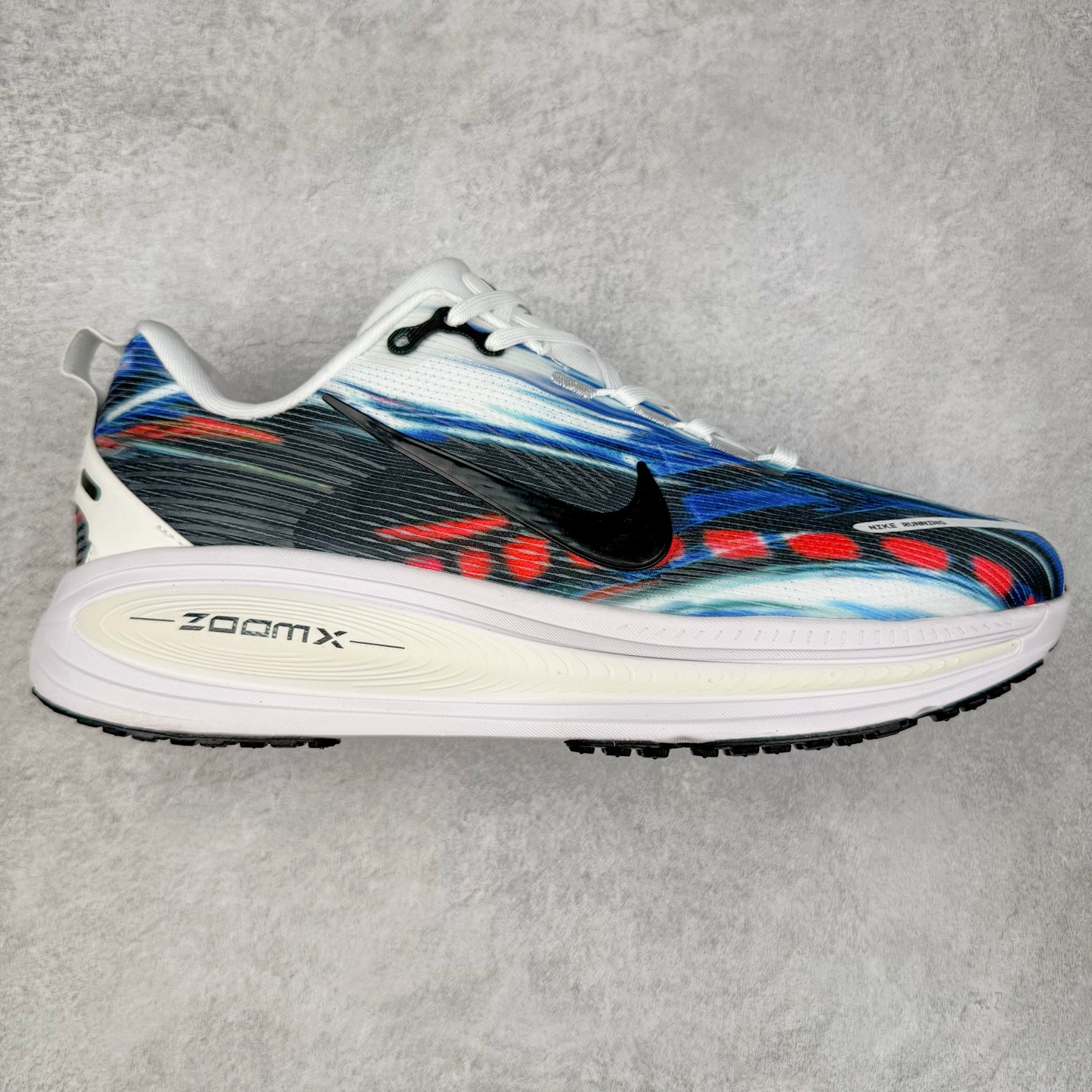 NK Air Zoom Vomero 18 轻便舒适公路跑步鞋 IB8169-999 质感柔软 弹力充沛 助力一路畅跑 乐享不停 厚实泡绵缔造舒适的回弹效果 铸就出色跑步表现 该鞋款轻盈透气 带你步入舒适新境界 疾速刺激感和非凡舒适脚感交织 定能让跑者在迈步间找到渴望已久的跑步乐趣 自如掌控跑步节奏、配速和里程 足底缓震配置赋予双足柔软舒适感受 助你一路畅跑 缓震设计 在双足触地时有助提供舒适脚感 搭载性能出众的 ZoomX 和 Cushlon 泡绵 营造柔软舒适脚感 助你稳稳迈步 基于跑者反馈 简化中底设计 带来出色舒适感 尺码：36 36.5 37.5 38 38.5 39 40 40.5 41 42 42.5 43 44 44.5 45-选品中心