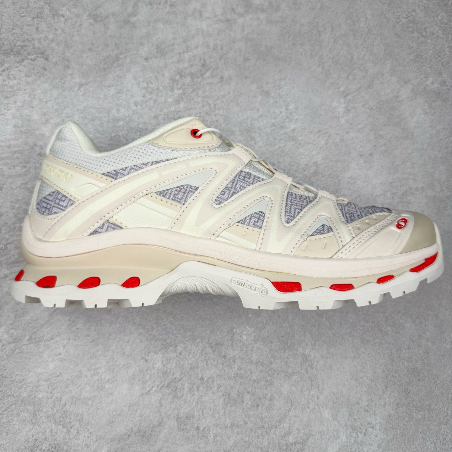 ＃福利特价️ Salomon XT-QUEST ADV 萨洛蒙潮流越野机能户外功能鞋 纯原外贸平台特供订单 耗时半年巨作 全套原纸板楦头开发 原厂特供网布配套加持 确保原汁原味 完美呈现版型 原档数据独家私模五层组合大底 男女鞋同步官方开发至46.5 原装Ortholite轻量化鞋垫 中底布带钢印编号 原厂TPU锁扣 进口港宝加持 后跟自然饱满 还原公司包裹性 基于 SALOMON 初代 XT 鞋身造型并搭载 4D ADVANCED CHASSIS™ 大底打造而成 为这款 XT-QUEST 带来了多项足部控制与保护等功能性 如在运动过程中控制左右晃动的过程而提高稳定性、改善长途越野过程中足中到足尖的过渡、提高感知岩石的精确度以抵抗尖锐物体对脚底的伤害以及采用动态缓冲来增强穿着舒适感 从而减轻疲劳感 使 XT-QUEST 成为一双舒适且安全的户外之履 尺码：36 36.5 37.5 38 38.5 39 40 40.5 41 42 42.5 43 44 44.5 45-选品中心