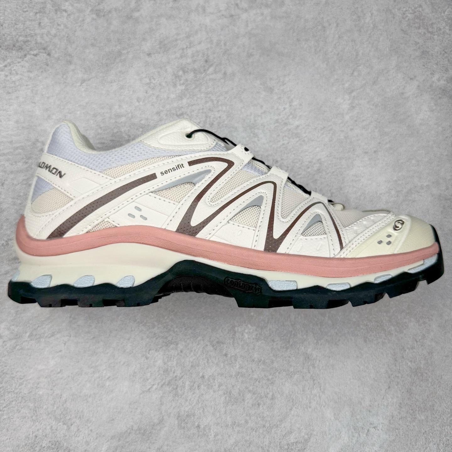 ＃福利特价️ Salomon XT-QUEST ADV 萨洛蒙潮流越野机能户外功能鞋 纯原外贸平台特供订单 耗时半年巨作 全套原纸板楦头开发 原厂特供网布配套加持 确保原汁原味 完美呈现版型 原档数据独家私模五层组合大底 男女鞋同步官方开发至46.5 原装Ortholite轻量化鞋垫 中底布带钢印编号 原厂TPU锁扣 进口港宝加持 后跟自然饱满 还原公司包裹性 基于 SALOMON 初代 XT 鞋身造型并搭载 4D ADVANCED CHASSIS™ 大底打造而成 为这款 XT-QUEST 带来了多项足部控制与保护等功能性 如在运动过程中控制左右晃动的过程而提高稳定性、改善长途越野过程中足中到足尖的过渡、提高感知岩石的精确度以抵抗尖锐物体对脚底的伤害以及采用动态缓冲来增强穿着舒适感 从而减轻疲劳感 使 XT-QUEST 成为一双舒适且安全的户外之履 尺码：36 36.5 37.5 38 38.5 39 40 40.5 41 42 42.5 43 44 44.5 45-选品中心