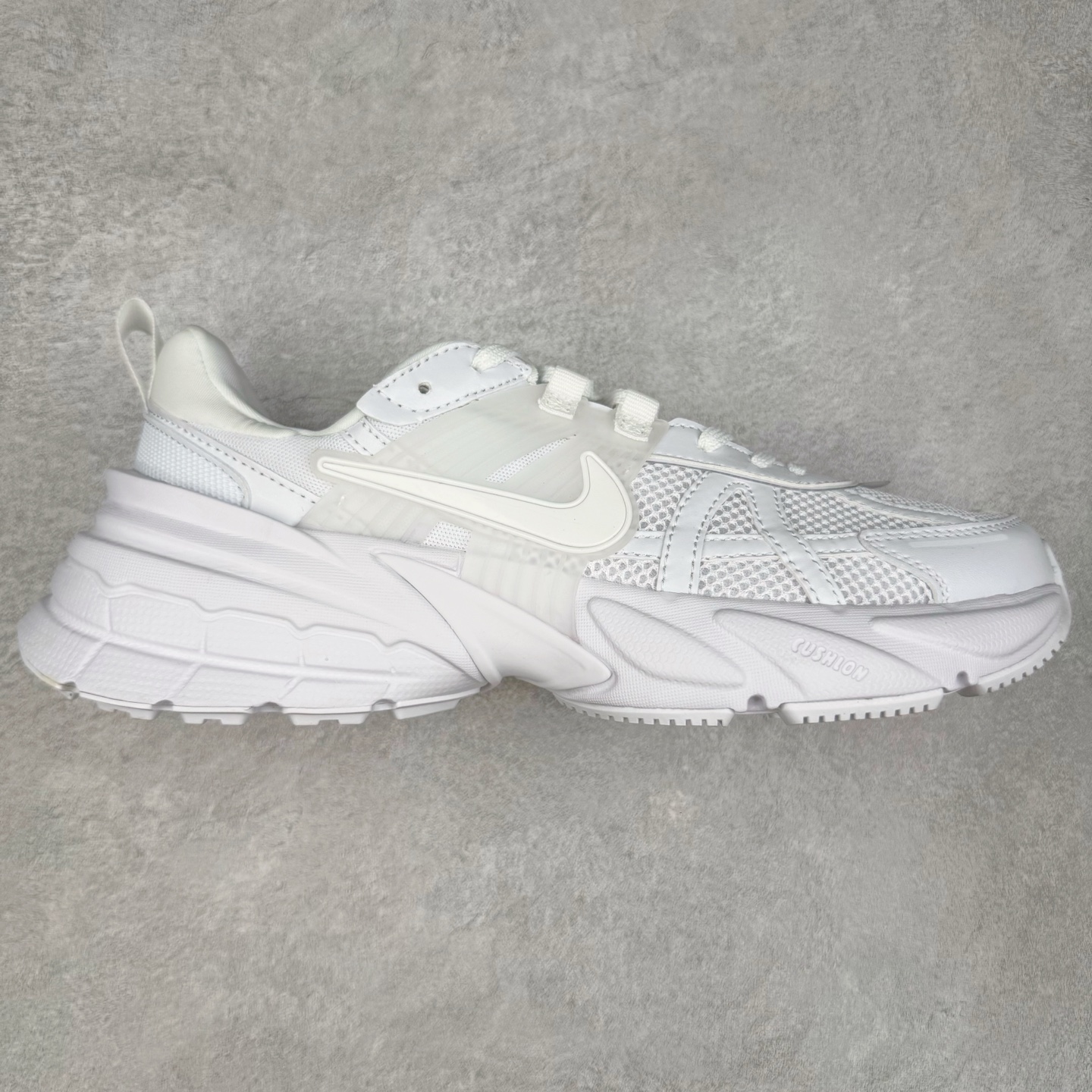 NK V2K Runtekk 减震防滑低帮 复古老爹鞋跑步鞋 FD0736-113 鞋款被命名为 Runtekk 设计上借鉴了 2000 年的跑鞋风格 配色上以金属银为主调 简练又有复古运动气质 材质上使用大面积网眼、皮革、TPU 组成 支撑和透气性肯定不错 中底处由 Cushlon 泡绵打造 保证在压马路时可以提供优秀脚感 并通过一手做旧氧化效果突出复古感 中底造型很容易让大家联想到巴黎世家3XL 增高效果同样不能忽视 尺码：36 36.5 37.5 38 38.5 39 40 40.5 41 42 42.5 43 44 44.5 45-选品中心