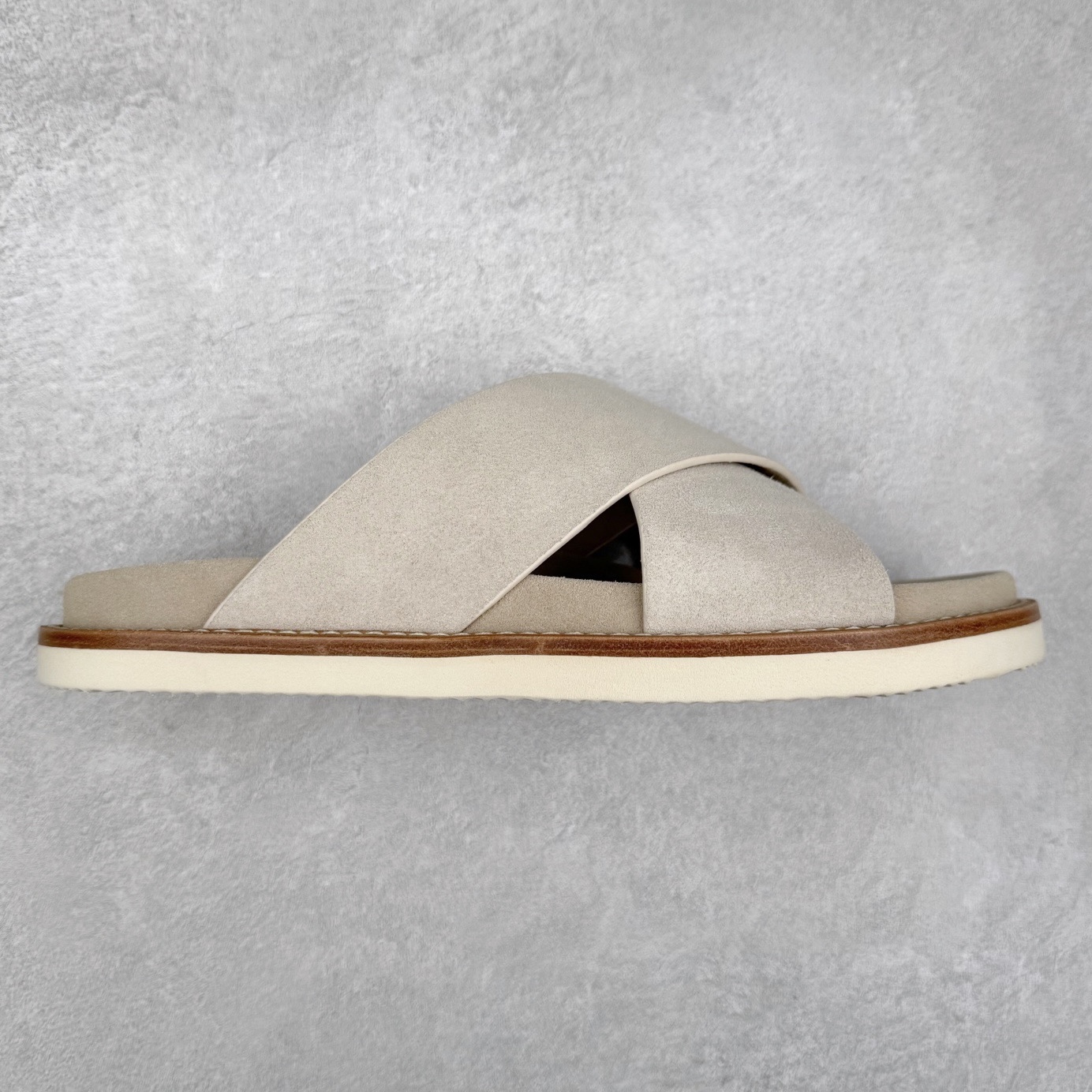 Brunello Cucinelli 绒面革 圆头露趾 防滑一字拖鞋 米色 Brunello Cucinelli是来自意大利的世界顶级奢侈品牌，被誉为低调奢华的“山羊绒之王”和“服装界真正的奢侈品”。很多人都知道羊绒Cashmere顶级、昂贵，一穿就脱不下来，还很容易和其他衣服相互搭配，但是，再也没有比Brunello Cucinelli 这个品牌更懂得把顶级的羊绒面料设计出一种“低调的奢华”的风格。尺码：35 36 37 38 39 40 41 42 43 44 45-选品中心