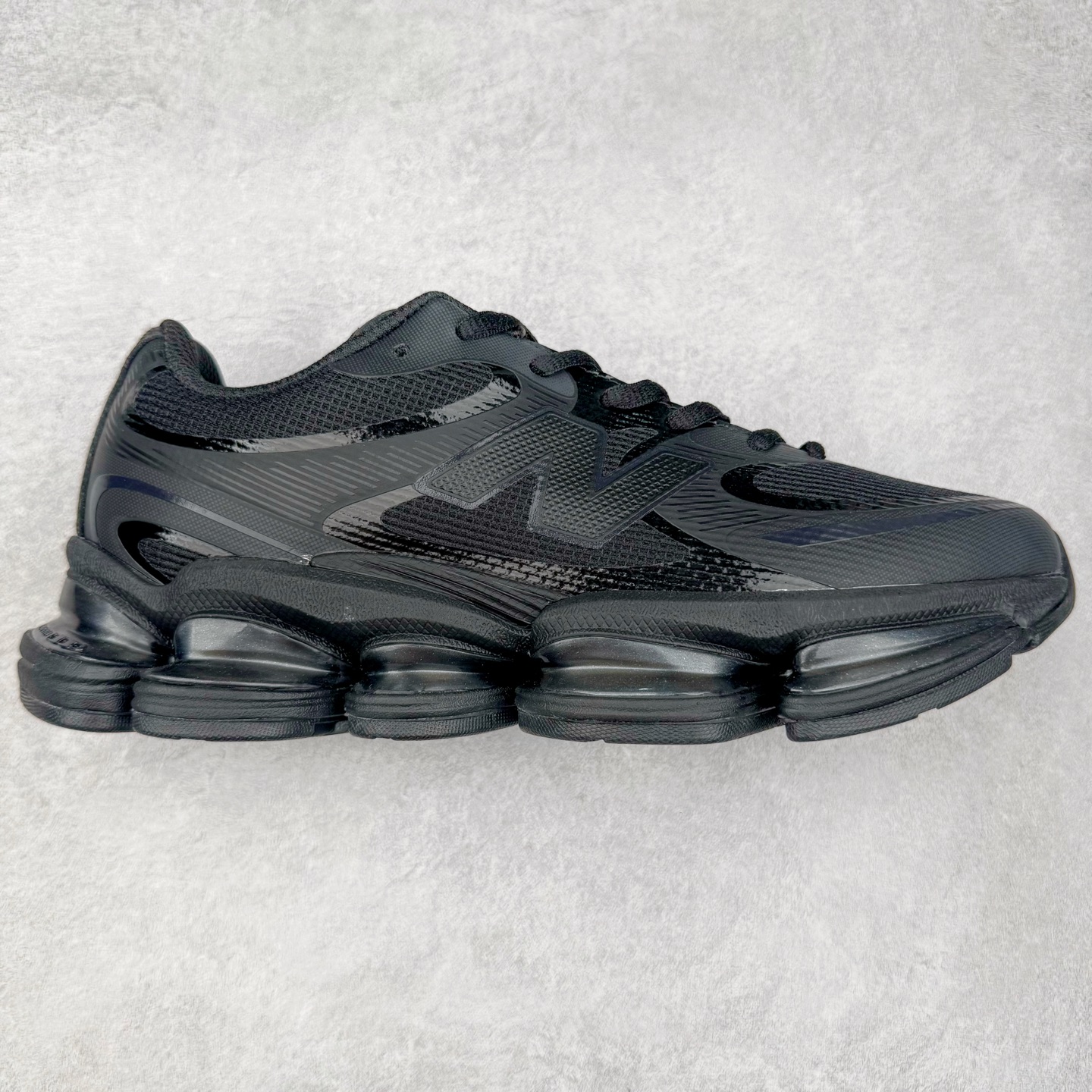 New Balance NB2000 舒适百搭防滑耐磨低帮 休闲跑步鞋 New Balance 在近两年的球鞋市场屡出奇招，在经典鞋型保持进一步增长的同时，推出的每一款新鞋型也都有傲人的战绩。在 327、9060 等鞋型获得成功之后，今天 New Balance 家族又迎来了新鲜血液的注入。这双 New Balance 2000 依然是融合了新旧元素的跑鞋造型，命名为 2000，或许是它的设计理念有着 Y2K 的血统。最大的亮点，在于这双鞋的中底。外侧以五个 ABZORB 单元，带来极具辨识度和冲击力的视觉效果，让这双鞋在外观和脚感方面都颇具吸引力。尺码：36 37 37.5 38 38.5 39 40 40.5 41 42 42.5 43 44 45 46-选品中心