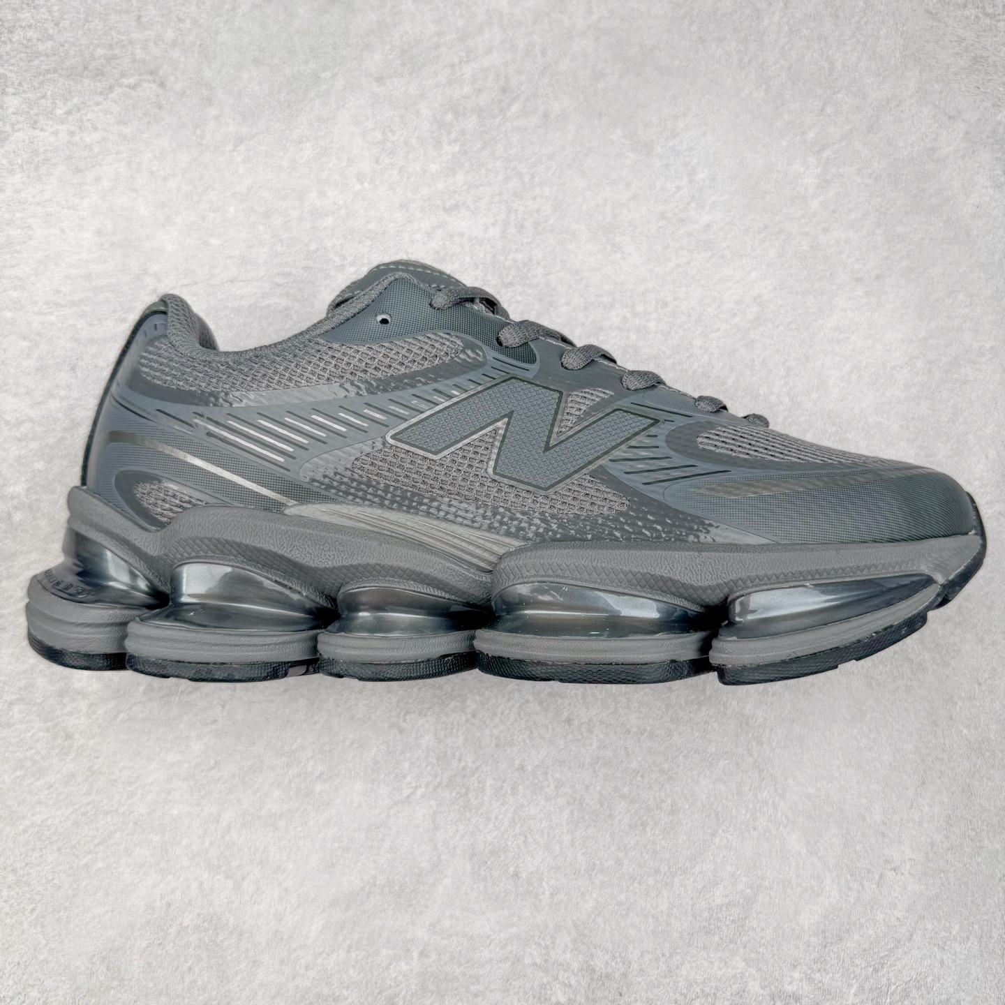 New Balance NB2000 舒适百搭防滑耐磨低帮 休闲跑步鞋 New Balance 在近两年的球鞋市场屡出奇招，在经典鞋型保持进一步增长的同时，推出的每一款新鞋型也都有傲人的战绩。在 327、9060 等鞋型获得成功之后，今天 New Balance 家族又迎来了新鲜血液的注入。这双 New Balance 2000 依然是融合了新旧元素的跑鞋造型，命名为 2000，或许是它的设计理念有着 Y2K 的血统。最大的亮点，在于这双鞋的中底。外侧以五个 ABZORB 单元，带来极具辨识度和冲击力的视觉效果，让这双鞋在外观和脚感方面都颇具吸引力。尺码：36 37 37.5 38 38.5 39 40 40.5 41 42 42.5 43 44 45 46-选品中心