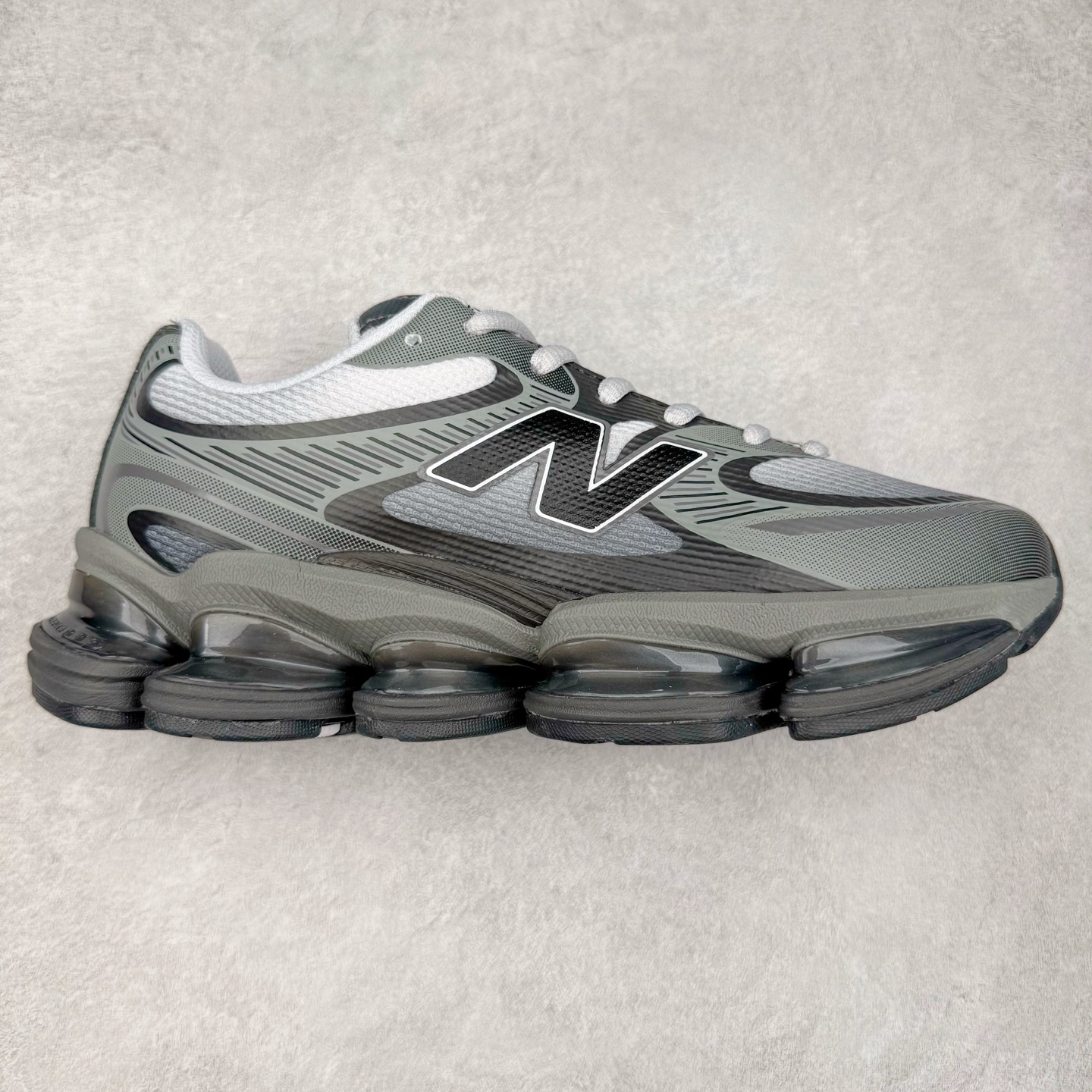 New Balance NB2000 舒适百搭防滑耐磨低帮 休闲跑步鞋 New Balance 在近两年的球鞋市场屡出奇招，在经典鞋型保持进一步增长的同时，推出的每一款新鞋型也都有傲人的战绩。在 327、9060 等鞋型获得成功之后，今天 New Balance 家族又迎来了新鲜血液的注入。这双 New Balance 2000 依然是融合了新旧元素的跑鞋造型，命名为 2000，或许是它的设计理念有着 Y2K 的血统。最大的亮点，在于这双鞋的中底。外侧以五个 ABZORB 单元，带来极具辨识度和冲击力的视觉效果，让这双鞋在外观和脚感方面都颇具吸引力。尺码：36 37 37.5 38 38.5 39 40 40.5 41 42 42.5 43 44 45 46-选品中心