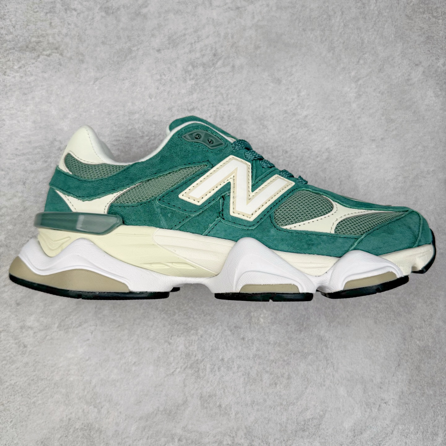 New Balance NB9060 复古运动鞋 新百伦又带来了新鞋型 并且是与芝加哥街头品牌 Joe Freshgoods 的联名款 鞋身主体采用了类似 990 系列的设计风格 与传统复古慢跑鞋区别不大 最大的变化就是鞋底部分 在传统设计的中底外层 增加了多个分区的模块 圆润的线条设计与我们熟悉的 New Balance 风格截然不同 但与同样充满弧形线条的鞋面搭配 看起来毫无违和感 尺码：36-45-选品中心