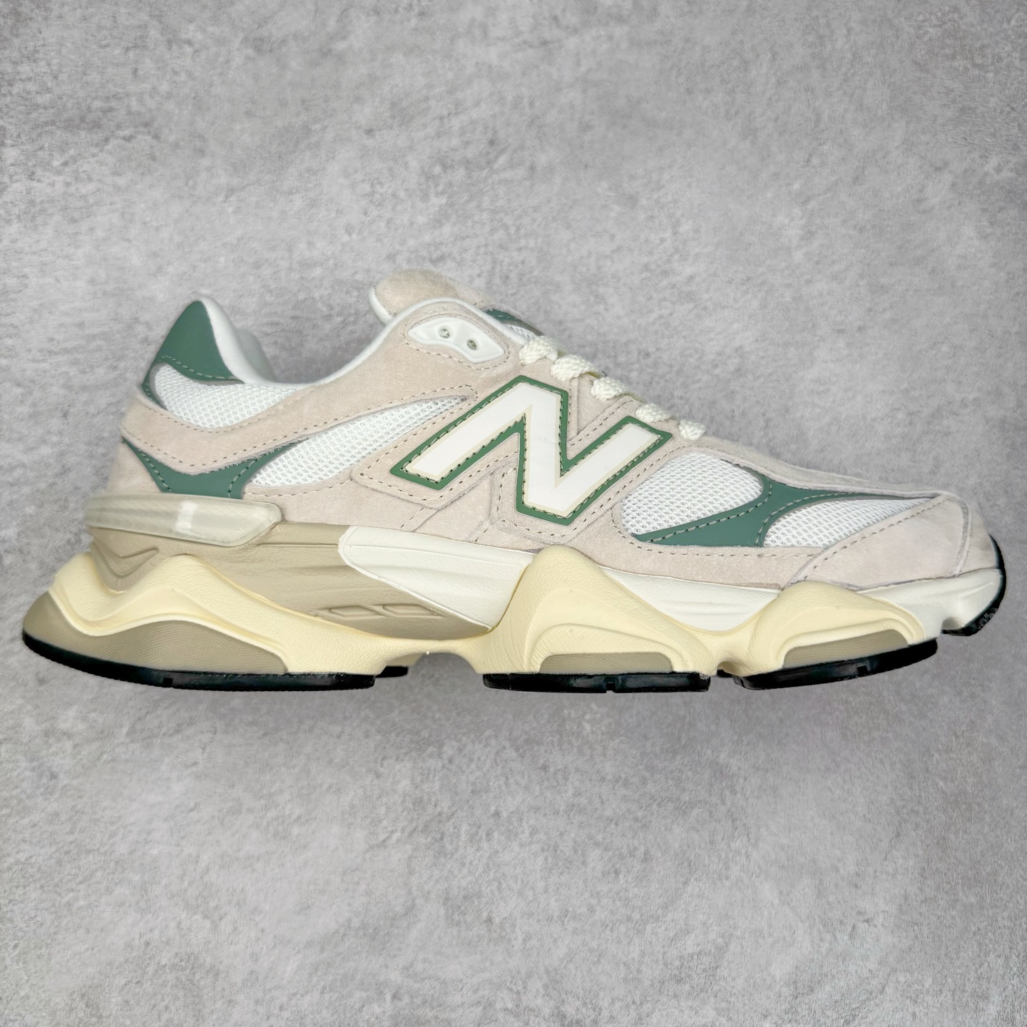 New Balance NB9060 复古运动鞋 新百伦又带来了新鞋型 并且是与芝加哥街头品牌 Joe Freshgoods 的联名款 鞋身主体采用了类似 990 系列的设计风格 与传统复古慢跑鞋区别不大 最大的变化就是鞋底部分 在传统设计的中底外层 增加了多个分区的模块 圆润的线条设计与我们熟悉的 New Balance 风格截然不同 但与同样充满弧形线条的鞋面搭配 看起来毫无违和感 尺码：36-45-选品中心