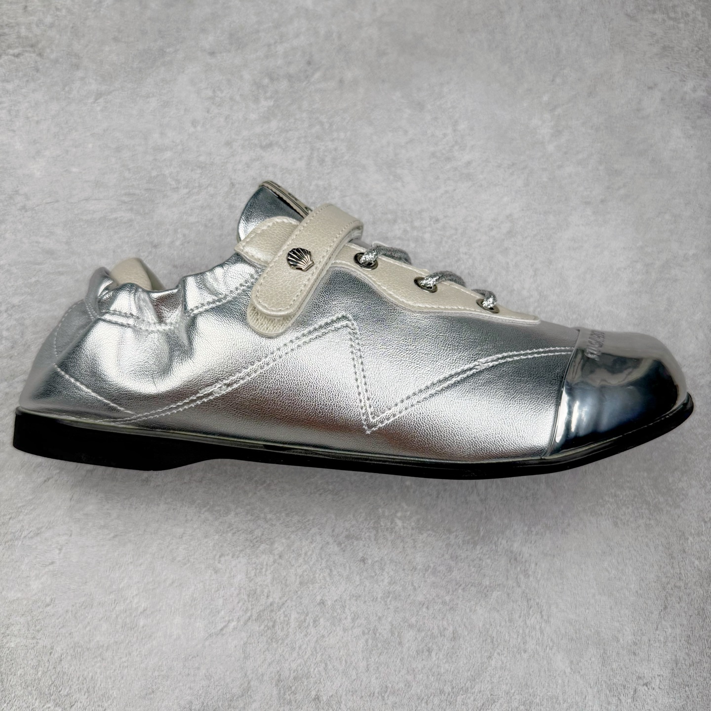 【鞠婧祎同款】GG-CC x SugarSu酥履联名 玛丽珍芭蕾舞鞋 新晋潮流鞋靴品牌GGCC夏季新款 夏季踏青舒适度和少女感我都要 撞色鞋面和着地软弹舒适轻便鞋底 日常通勤 户外徒行 甜辣静雅皆可适配~ 舒适度满分:软糯鞋垫!走路不累脚,运动、逛街都能轻松驾驭 尺码:35 36 37 38 39 40-选品中心