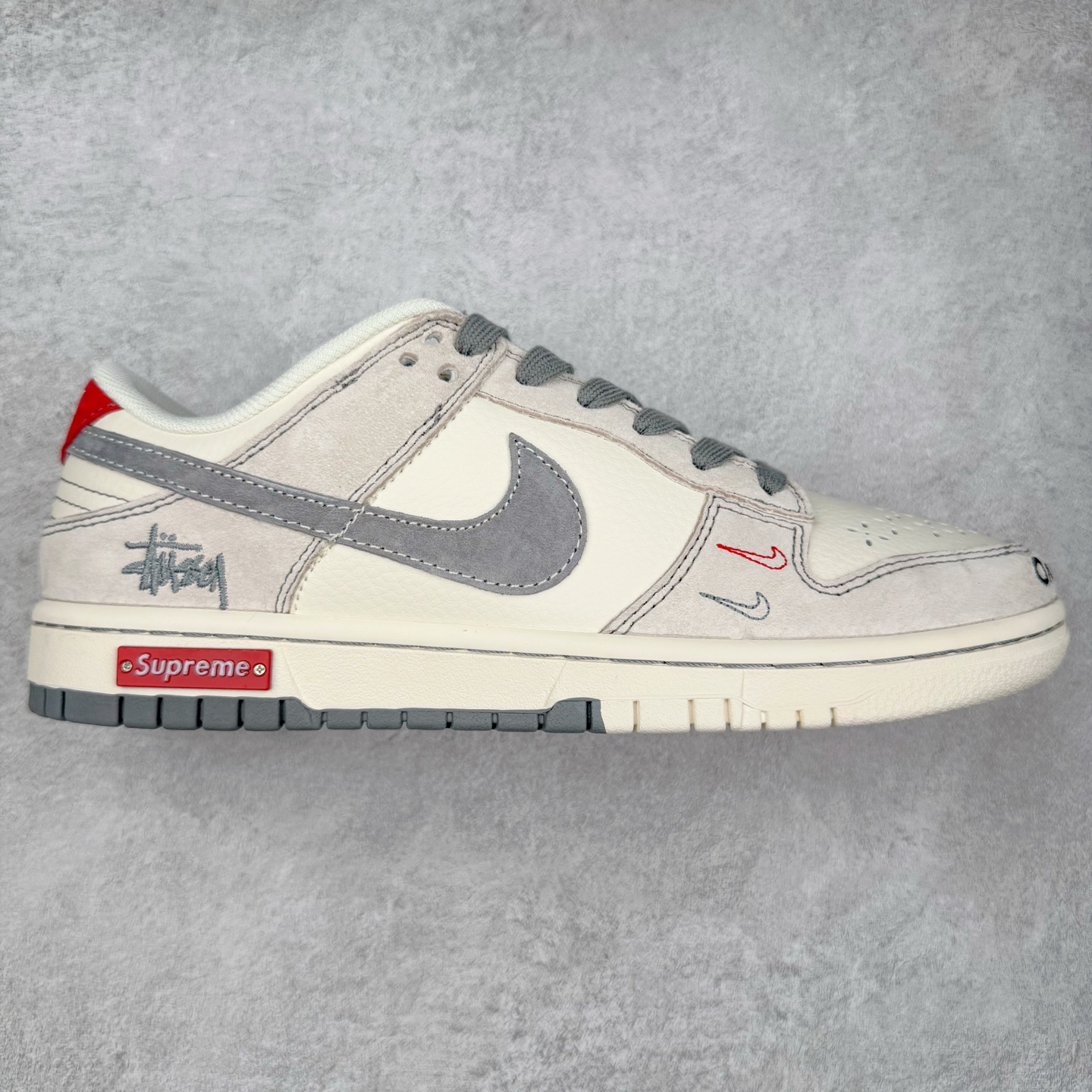 NK Dunk Low 定制配色 MM1089-033 大厂出品 极力推荐 原装头层材料 独家版型蒸餾加工帶來的是更好的视觉和脚感体验大厂纯原品质出货 清洁度 电绣工艺 皮料切割干净无任何毛边 细节完美 实拍调校N版已经零色差零失真 百分百还原实物色彩所见即所得 不存在货不对板色差等低级问题 选购参考实物拍摄 不混卖不参货 只用心做好货严格选品 承诺混一赔十 尺码：36 36.5 37.5 38 38.5 39 40 40.5 41 42 42.5 43 44 44.5 45-选品中心