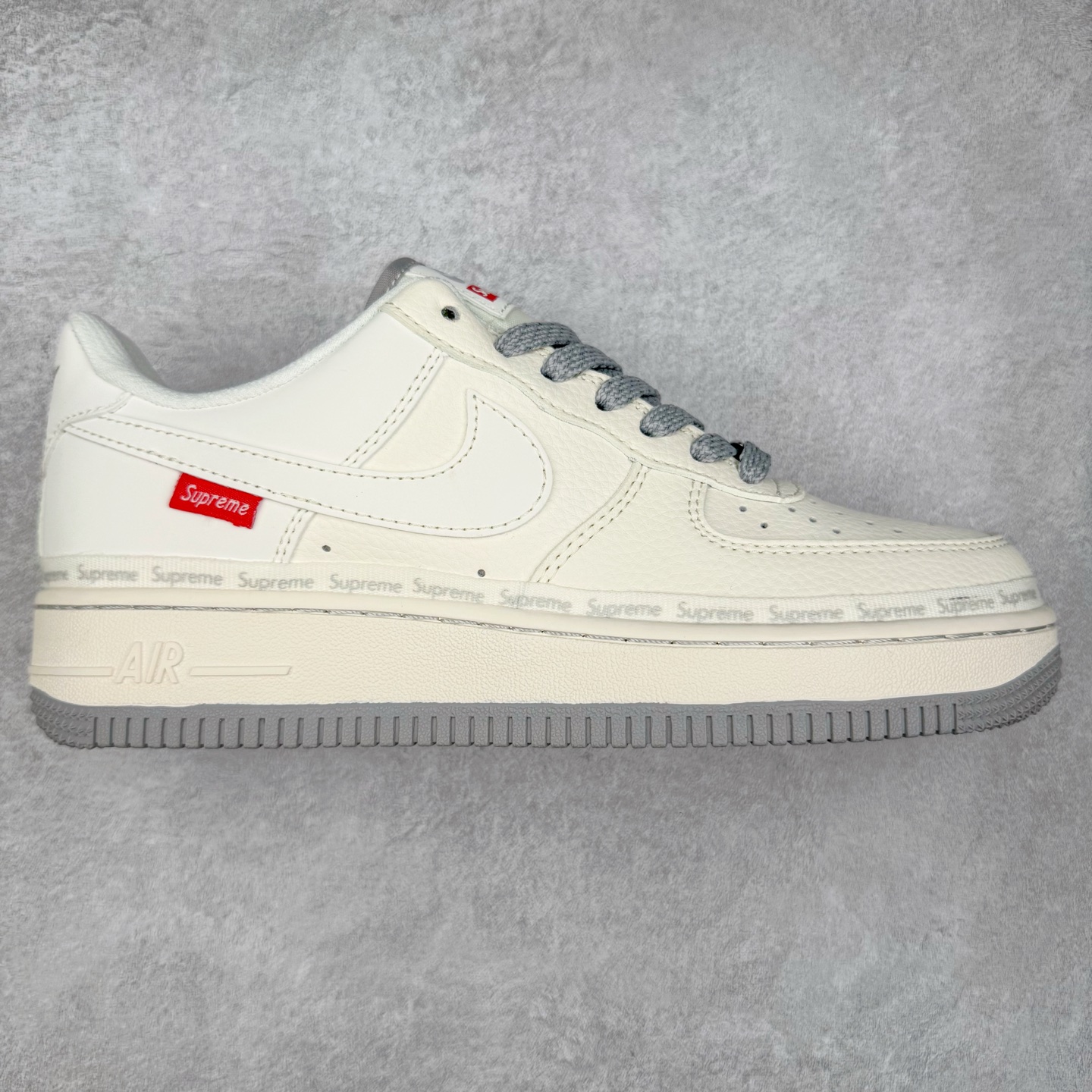 NK Air Force 1´07 Low 空军一号低帮百搭休闲运动板鞋 XX3168-205 柔软、弹性十足的缓震性能和出色的中底设计 横跨复古与现代的外型结合 造就出风靡全球 三十多年的Force 1 直到今天还深受青睐 实拍调校N版已经零色差零失真 百分百还原实物色彩所见即所得 不存在货不对板色差等低级问题 选购参考实物拍摄 不混卖不参货 只用心做好货严格选品 承诺混一赔十 尺码：36 36.5 37.5 38 38.5 39 40 40.5 41 42 42.5 43 44 44.5 45-选品中心