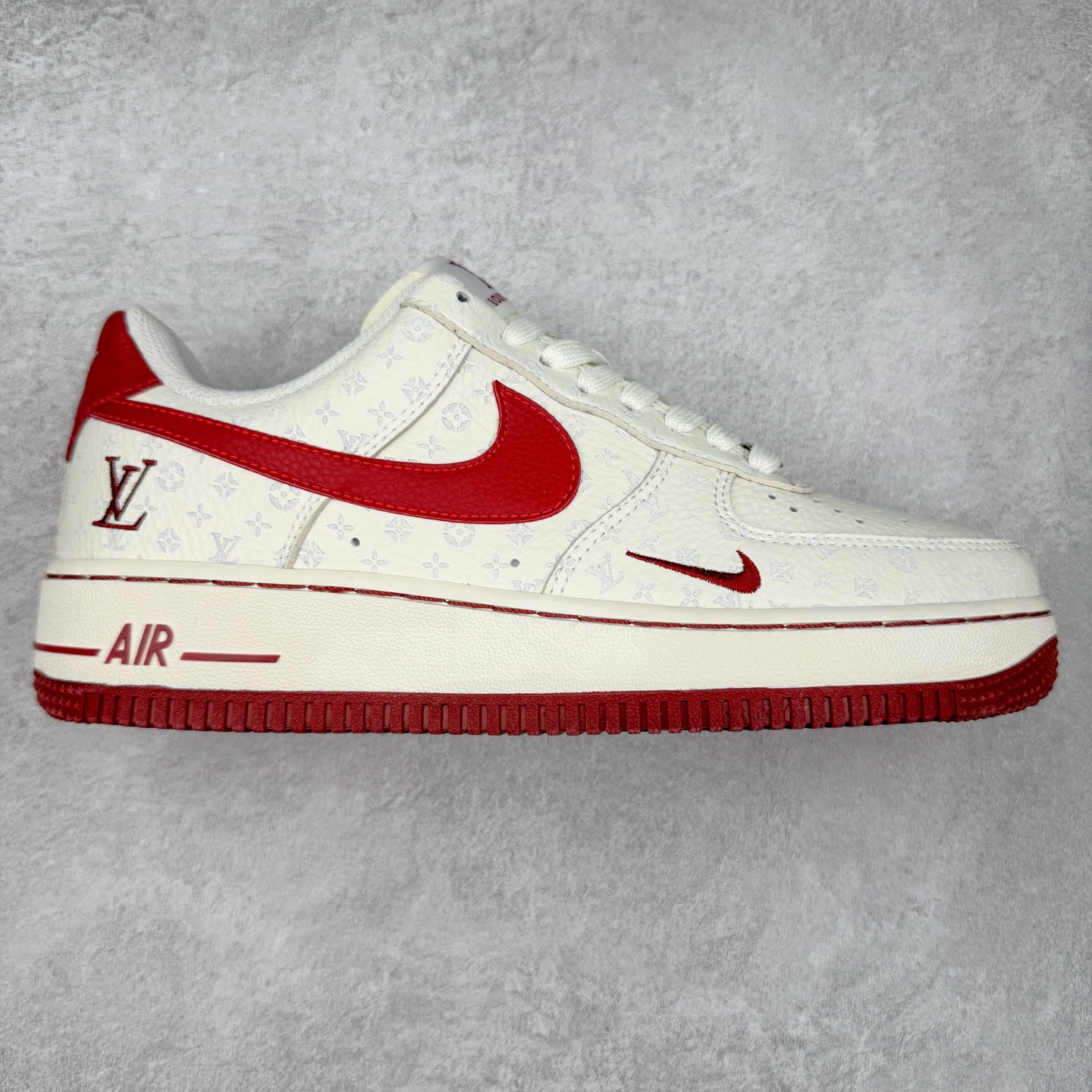 NK Air Force 1´07 Low 空军一号低帮百搭休闲运动板鞋 LW9729-015 柔软、弹性十足的缓震性能和出色的中底设计 横跨复古与现代的外型结合 造就出风靡全球 三十多年的Force 1 直到今天还深受青睐 实拍调校N版已经零色差零失真 百分百还原实物色彩所见即所得 不存在货不对板色差等低级问题 选购参考实物拍摄 不混卖不参货 只用心做好货严格选品 承诺混一赔十 尺码：36 36.5 37.5 38 38.5 39 40 40.5 41 42 42.5 43 44 44.5 45-选品中心