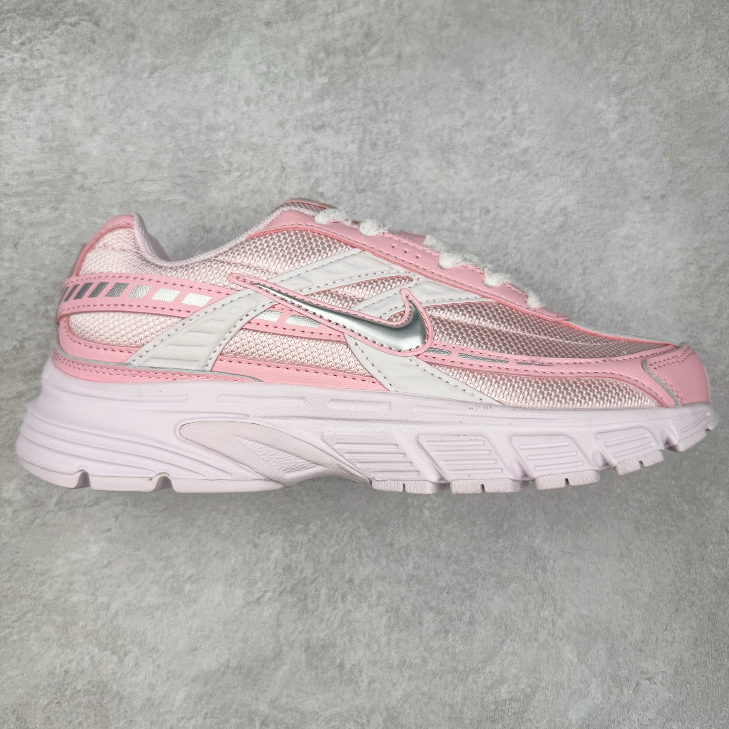 NK Initiator 创始者系列复古老爹鞋运动舒适复古网布合成革减震防滑耐磨低帮休闲跑步鞋 Ins爆火全新韩系古着风 回味经典 采用透气网眼鞋面和支撑覆盖层 自然运动设计的Phlyon中底用于缓冲 BRS 1000碳橡胶外底具有轻质柔韧性 牵引力和耐用性 尺码：36 36.5 37.5 38 38.5 39 40 40.5 41 42 42.5 43 44 45-选品中心