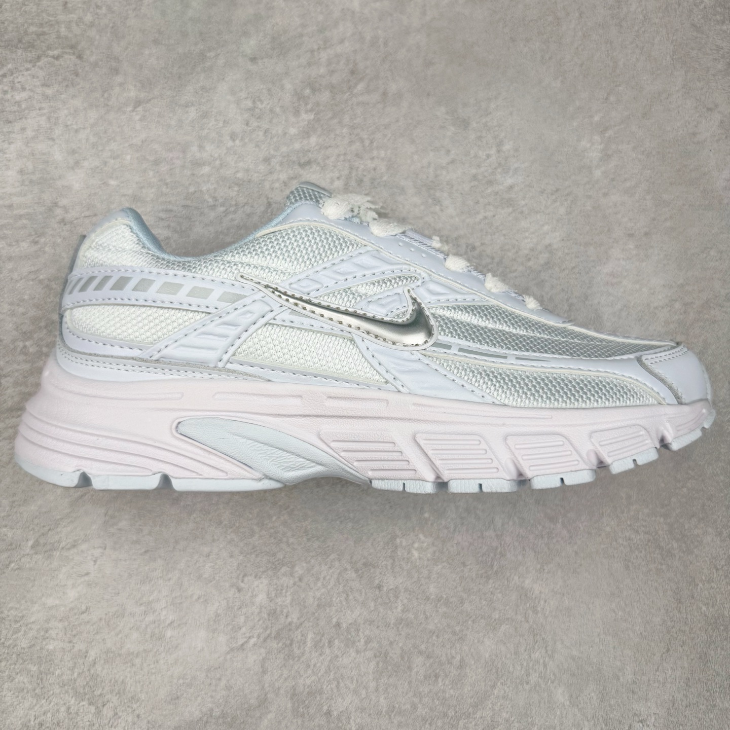 NK Initiator 创始者系列复古老爹鞋运动舒适复古网布合成革减震防滑耐磨低帮休闲跑步鞋 Ins爆火全新韩系古着风 回味经典 采用透气网眼鞋面和支撑覆盖层 自然运动设计的Phlyon中底用于缓冲 BRS 1000碳橡胶外底具有轻质柔韧性 牵引力和耐用性 尺码:36 36.5 37.5 38 38.5 39 40 40.5 41 42 42.5 43 44 45-选品中心