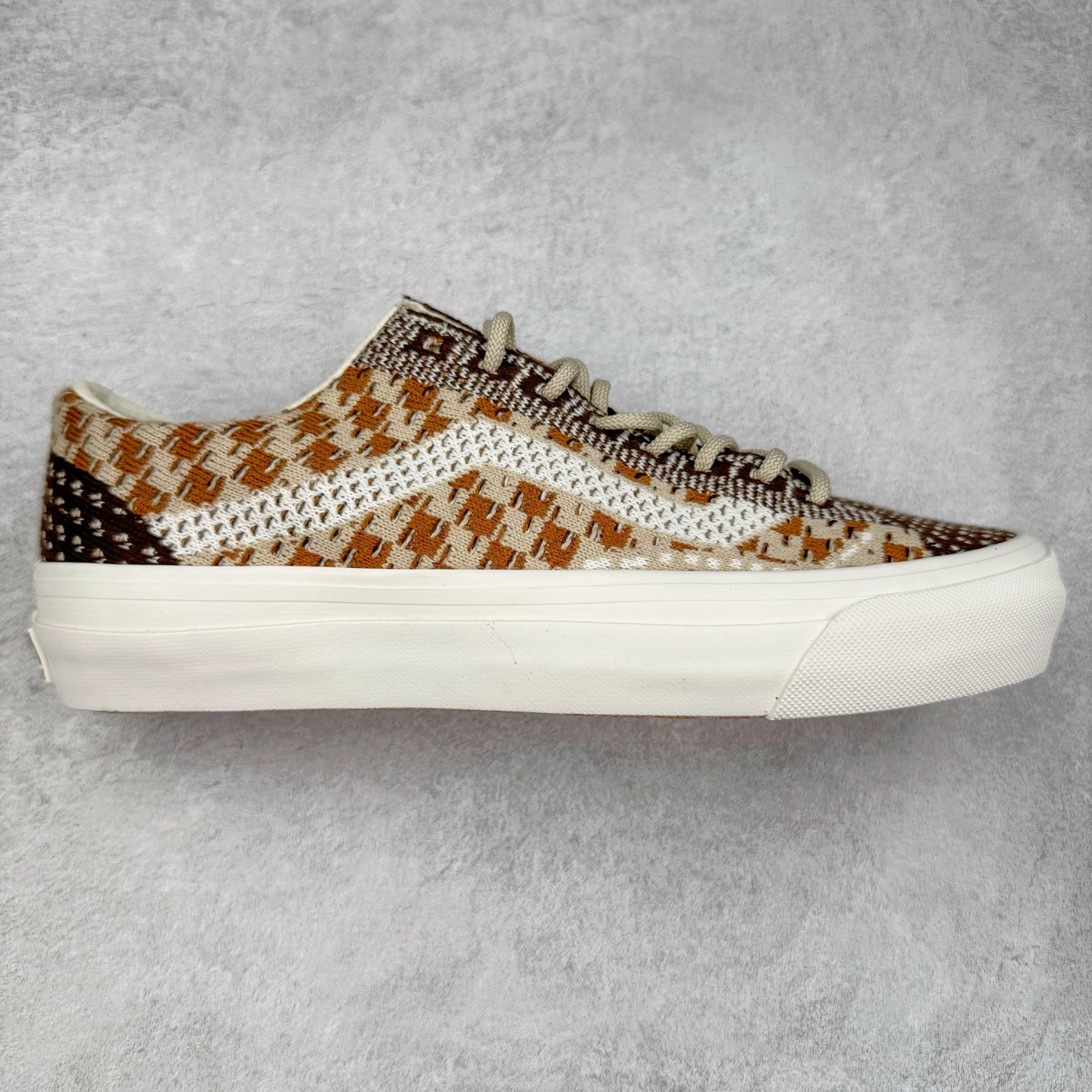 Vans Old Skool 36 EK 编织系列 Vans Premium 高阶支线 舒适百搭防滑耐磨休闲滑板鞋 鞋面采用编织面料工艺，舒适透气，独特新颖打破传统，复古感拉满。鞋底沿用招牌“华夫格”纹路，抓地力强，同时搭载缓震鞋垫，脚感轻盈贴合，适合日常通勤和滑板运动。 货号：VN000D51DMV 棕色 货号：VN000D8HEBR 蓝色 尺码：35 36 36.5 37 38 38.5 39 40 40.5 41 42 42.5 43 44-选品中心