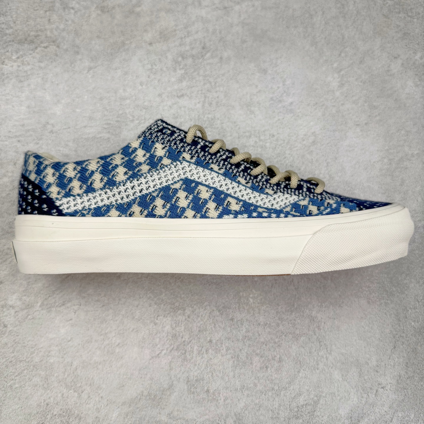Vans Old Skool 36 EK 编织系列 Vans Premium 高阶支线 舒适百搭防滑耐磨休闲滑板鞋 鞋面采用编织面料工艺，舒适透气，独特新颖打破传统，复古感拉满。鞋底沿用招牌“华夫格”纹路，抓地力强，同时搭载缓震鞋垫，脚感轻盈贴合，适合日常通勤和滑板运动。 货号：VN000D51DMV 棕色 货号：VN000D8HEBR 蓝色 尺码：35 36 36.5 37 38 38.5 39 40 40.5 41 42 42.5 43 44-选品中心