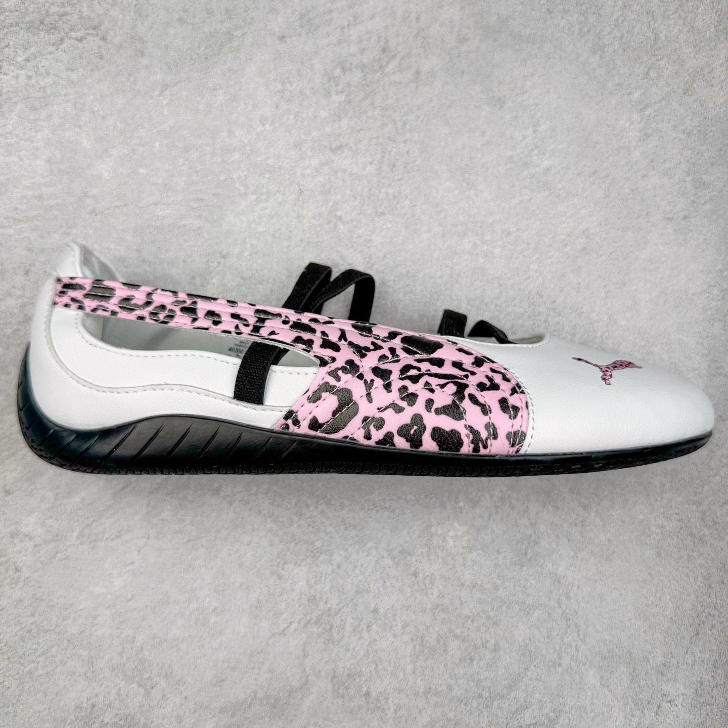 图片[2]-＃DT PUMA Speedcat Ballerina 彪马柔软舒适防滑耐磨低帮生活休闲鞋芭蕾舞鞋单鞋玛丽珍鞋 这次，PUMA决定再对Speedcat来一次创新，以芭蕾舞鞋为灵感，将芭蕾舞鞋的灵动与轻盈感与赛车鞋融为一体，带来极具个性的全新鞋款Speedcat Ballerina。Speedcat Ballerina由Speedcat去除鞋舌、鞋带以及部分鞋侧位打造而成，鞋带部分被改为如同芭蕾鞋般的交叉弹性带，PUMA的标志依旧设计于鞋侧旁，整个鞋款外观变得更加优雅。Speedcat Ballerina 还汲取了赛车鞋的抓地设计，配备经典橡胶大底。尺码：36 37 37.5 38 38.5 39 40 40.5 41-选品中心