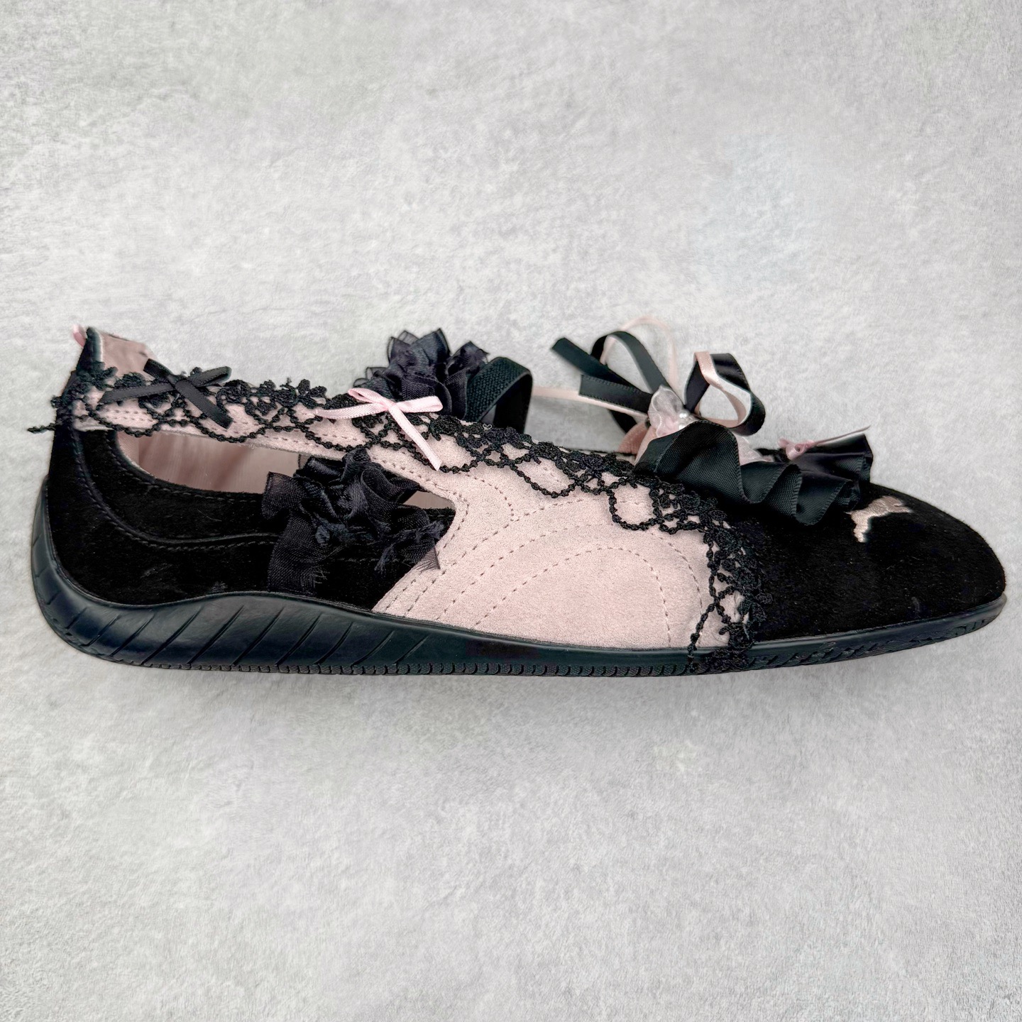 ＃DT PUMA Speedcat Ballerina 彪马柔软舒适防滑耐磨低帮生活休闲鞋芭蕾舞鞋单鞋玛丽珍鞋 这次，PUMA决定再对Speedcat来一次创新，以芭蕾舞鞋为灵感，将芭蕾舞鞋的灵动与轻盈感与赛车鞋融为一体，带来极具个性的全新鞋款Speedcat Ballerina。Speedcat Ballerina由Speedcat去除鞋舌、鞋带以及部分鞋侧位打造而成，鞋带部分被改为如同芭蕾鞋般的交叉弹性带，PUMA的标志依旧设计于鞋侧旁，整个鞋款外观变得更加优雅。Speedcat Ballerina 还汲取了赛车鞋的抓地设计，配备经典橡胶大底。尺码：36 37 37.5 38 38.5 39 40 40.5 41-选品中心