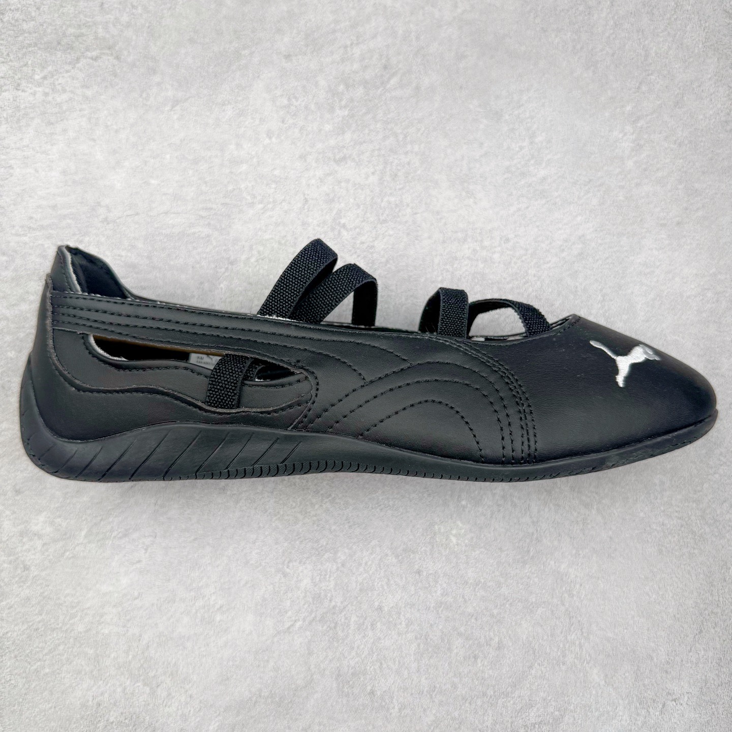 图片[9]-＃DT PUMA Speedcat Ballerina 彪马柔软舒适防滑耐磨低帮生活休闲鞋芭蕾舞鞋单鞋玛丽珍鞋 这次，PUMA决定再对Speedcat来一次创新，以芭蕾舞鞋为灵感，将芭蕾舞鞋的灵动与轻盈感与赛车鞋融为一体，带来极具个性的全新鞋款Speedcat Ballerina。Speedcat Ballerina由Speedcat去除鞋舌、鞋带以及部分鞋侧位打造而成，鞋带部分被改为如同芭蕾鞋般的交叉弹性带，PUMA的标志依旧设计于鞋侧旁，整个鞋款外观变得更加优雅。Speedcat Ballerina 还汲取了赛车鞋的抓地设计，配备经典橡胶大底。尺码：36 37 37.5 38 38.5 39 40 40.5 41-选品中心