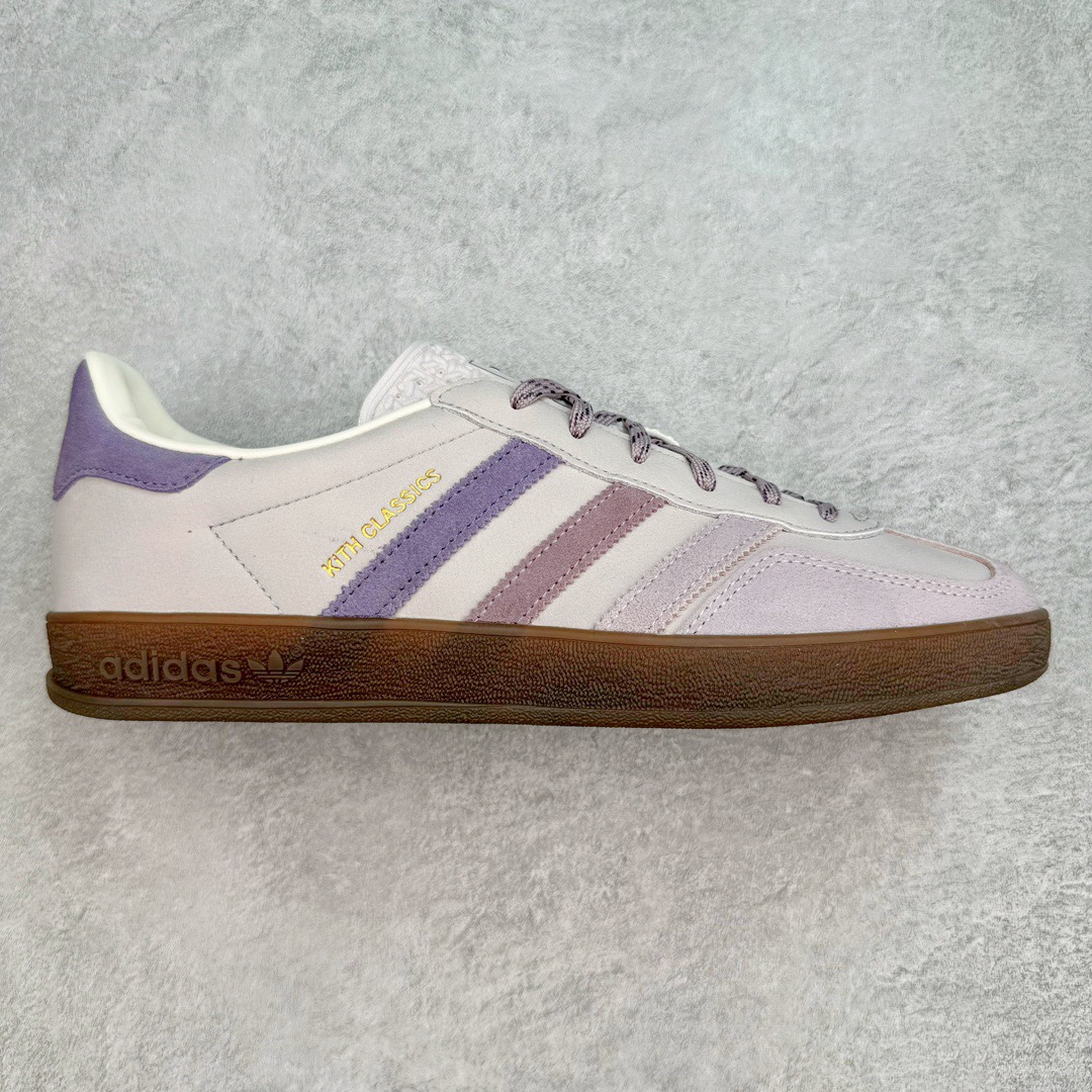 图片[9]-＃CS纯原 AD Original Gazelle Indoor Trainers 瞪羚室内鞋系列低帮复古百搭休闲运动德训风板鞋 高端零售特供批次 原厂定制长毛翻毛皮组合环保纤维革鞋面材质 内置环保海玻璃鞋垫 外置RB橡胶大底 产品品控稳定性领先行业 原厂全套原楦原纸板冲刀磨具开发 原厂皮料加持 原厂港宝加持定型后跟R度完美 将复古进行到底 简约流畅 三十年不变经典 这款Gazelle运动鞋 无论面料、配色、质感或设计 都只在重现其1991年原款的经典 皮革鞋面 撞色三条纹和鞋跟标的设计 力求呈现90年代的经典复古风潮 Samba火热的同时 也带动了其它的复古鞋型 Gazelle便是其中一只 Gazelle Indoor拥有包边更宽的T字型鞋头 更好的保护运动员的前掌 浓浓的复古氛围感 非常适合现在流行的Cleanfit风格 尺码：35.5 36 36.5 37.5 38 38.5 39 40 40.5 41 42 42.5 43 44 44.5 45 46-选品中心
