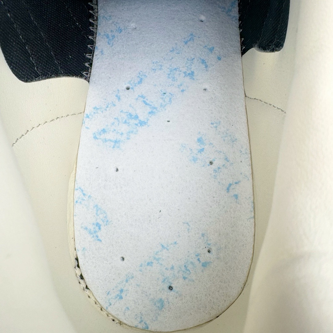 图片[20]-＃CS纯原 AD Original Gazelle Indoor Trainers 瞪羚室内鞋系列低帮复古百搭休闲运动德训风板鞋 灰白 IF1807 高端零售特供批次 原厂定制长毛翻毛皮组合环保纤维革鞋面材质 内置环保海玻璃鞋垫 外置RB橡胶大底 产品品控稳定性领先行业 原厂全套原楦原纸板冲刀磨具开发 原厂皮料加持 原厂港宝加持定型后跟R度完美 将复古进行到底 简约流畅 三十年不变经典 这款Gazelle运动鞋 无论面料、配色、质感或设计 都只在重现其1991年原款的经典 皮革鞋面 撞色三条纹和鞋跟标的设计 力求呈现90年代的经典复古风潮 Samba火热的同时 也带动了其它的复古鞋型 Gazelle便是其中一只 Gazelle Indoor拥有包边更宽的T字型鞋头 更好的保护运动员的前掌 浓浓的复古氛围感 非常适合现在流行的Cleanfit风格 尺码：35.5 36 36.5 37.5 38 38.5 39 40 40.5 41 42 42.5 43 44 44.5 45 46-选品中心