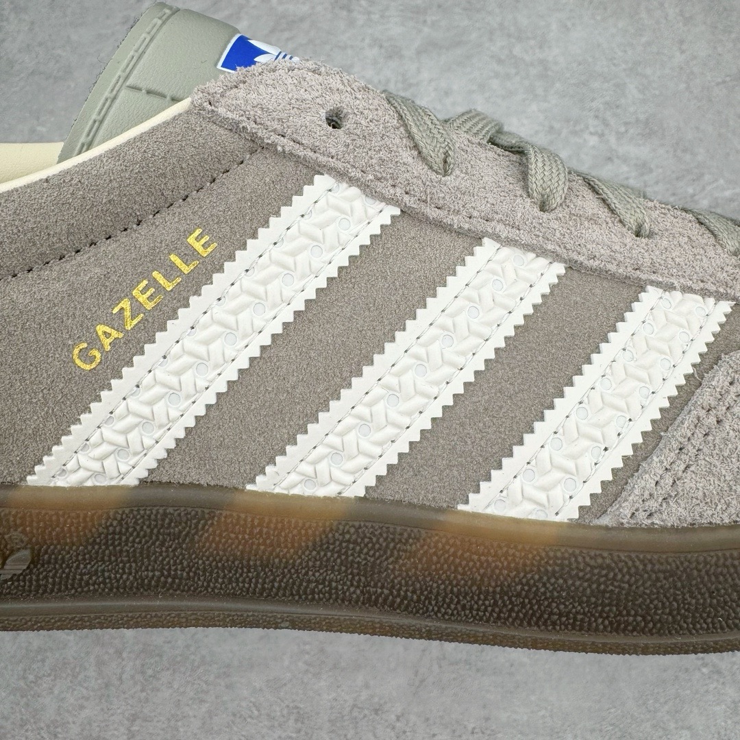 图片[10]-＃CS纯原 AD Original Gazelle Indoor Trainers 瞪羚室内鞋系列低帮复古百搭休闲运动德训风板鞋 灰白 IF1807 高端零售特供批次 原厂定制长毛翻毛皮组合环保纤维革鞋面材质 内置环保海玻璃鞋垫 外置RB橡胶大底 产品品控稳定性领先行业 原厂全套原楦原纸板冲刀磨具开发 原厂皮料加持 原厂港宝加持定型后跟R度完美 将复古进行到底 简约流畅 三十年不变经典 这款Gazelle运动鞋 无论面料、配色、质感或设计 都只在重现其1991年原款的经典 皮革鞋面 撞色三条纹和鞋跟标的设计 力求呈现90年代的经典复古风潮 Samba火热的同时 也带动了其它的复古鞋型 Gazelle便是其中一只 Gazelle Indoor拥有包边更宽的T字型鞋头 更好的保护运动员的前掌 浓浓的复古氛围感 非常适合现在流行的Cleanfit风格 尺码：35.5 36 36.5 37.5 38 38.5 39 40 40.5 41 42 42.5 43 44 44.5 45 46-选品中心
