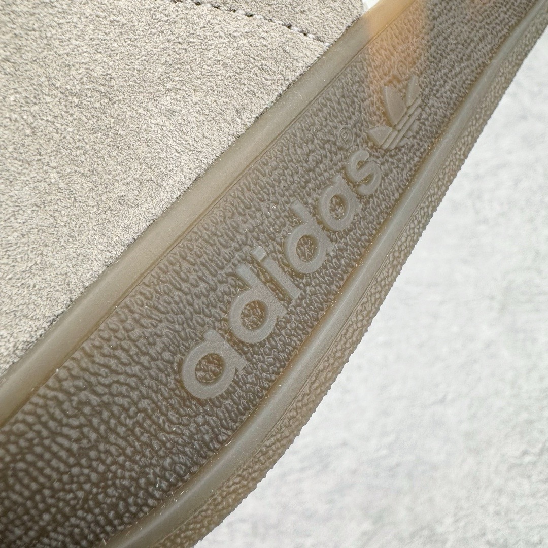 图片[17]-＃CS纯原 AD Original Gazelle Indoor Trainers 瞪羚室内鞋系列低帮复古百搭休闲运动德训风板鞋 灰白 IF1807 高端零售特供批次 原厂定制长毛翻毛皮组合环保纤维革鞋面材质 内置环保海玻璃鞋垫 外置RB橡胶大底 产品品控稳定性领先行业 原厂全套原楦原纸板冲刀磨具开发 原厂皮料加持 原厂港宝加持定型后跟R度完美 将复古进行到底 简约流畅 三十年不变经典 这款Gazelle运动鞋 无论面料、配色、质感或设计 都只在重现其1991年原款的经典 皮革鞋面 撞色三条纹和鞋跟标的设计 力求呈现90年代的经典复古风潮 Samba火热的同时 也带动了其它的复古鞋型 Gazelle便是其中一只 Gazelle Indoor拥有包边更宽的T字型鞋头 更好的保护运动员的前掌 浓浓的复古氛围感 非常适合现在流行的Cleanfit风格 尺码：35.5 36 36.5 37.5 38 38.5 39 40 40.5 41 42 42.5 43 44 44.5 45 46-选品中心