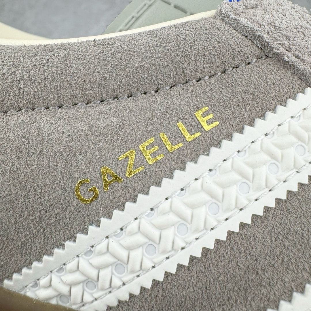 图片[11]-＃CS纯原 AD Original Gazelle Indoor Trainers 瞪羚室内鞋系列低帮复古百搭休闲运动德训风板鞋 灰白 IF1807 高端零售特供批次 原厂定制长毛翻毛皮组合环保纤维革鞋面材质 内置环保海玻璃鞋垫 外置RB橡胶大底 产品品控稳定性领先行业 原厂全套原楦原纸板冲刀磨具开发 原厂皮料加持 原厂港宝加持定型后跟R度完美 将复古进行到底 简约流畅 三十年不变经典 这款Gazelle运动鞋 无论面料、配色、质感或设计 都只在重现其1991年原款的经典 皮革鞋面 撞色三条纹和鞋跟标的设计 力求呈现90年代的经典复古风潮 Samba火热的同时 也带动了其它的复古鞋型 Gazelle便是其中一只 Gazelle Indoor拥有包边更宽的T字型鞋头 更好的保护运动员的前掌 浓浓的复古氛围感 非常适合现在流行的Cleanfit风格 尺码：35.5 36 36.5 37.5 38 38.5 39 40 40.5 41 42 42.5 43 44 44.5 45 46-选品中心