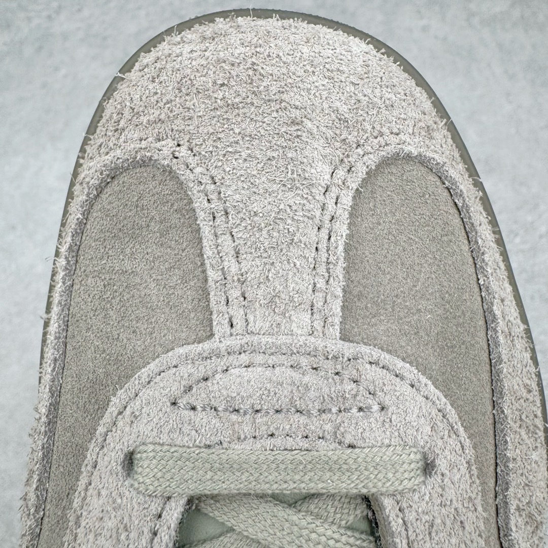图片[12]-＃CS纯原 AD Original Gazelle Indoor Trainers 瞪羚室内鞋系列低帮复古百搭休闲运动德训风板鞋 灰白 IF1807 高端零售特供批次 原厂定制长毛翻毛皮组合环保纤维革鞋面材质 内置环保海玻璃鞋垫 外置RB橡胶大底 产品品控稳定性领先行业 原厂全套原楦原纸板冲刀磨具开发 原厂皮料加持 原厂港宝加持定型后跟R度完美 将复古进行到底 简约流畅 三十年不变经典 这款Gazelle运动鞋 无论面料、配色、质感或设计 都只在重现其1991年原款的经典 皮革鞋面 撞色三条纹和鞋跟标的设计 力求呈现90年代的经典复古风潮 Samba火热的同时 也带动了其它的复古鞋型 Gazelle便是其中一只 Gazelle Indoor拥有包边更宽的T字型鞋头 更好的保护运动员的前掌 浓浓的复古氛围感 非常适合现在流行的Cleanfit风格 尺码：35.5 36 36.5 37.5 38 38.5 39 40 40.5 41 42 42.5 43 44 44.5 45 46-选品中心