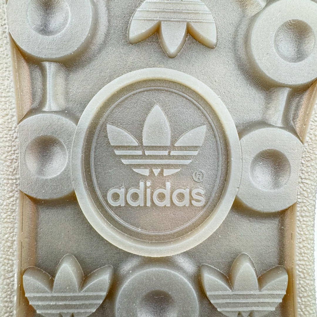 图片[15]-＃CS纯原 AD Original Gazelle Indoor Trainers 瞪羚室内鞋系列低帮复古百搭休闲运动德训风板鞋 灰白 IF1807 高端零售特供批次 原厂定制长毛翻毛皮组合环保纤维革鞋面材质 内置环保海玻璃鞋垫 外置RB橡胶大底 产品品控稳定性领先行业 原厂全套原楦原纸板冲刀磨具开发 原厂皮料加持 原厂港宝加持定型后跟R度完美 将复古进行到底 简约流畅 三十年不变经典 这款Gazelle运动鞋 无论面料、配色、质感或设计 都只在重现其1991年原款的经典 皮革鞋面 撞色三条纹和鞋跟标的设计 力求呈现90年代的经典复古风潮 Samba火热的同时 也带动了其它的复古鞋型 Gazelle便是其中一只 Gazelle Indoor拥有包边更宽的T字型鞋头 更好的保护运动员的前掌 浓浓的复古氛围感 非常适合现在流行的Cleanfit风格 尺码：35.5 36 36.5 37.5 38 38.5 39 40 40.5 41 42 42.5 43 44 44.5 45 46-选品中心