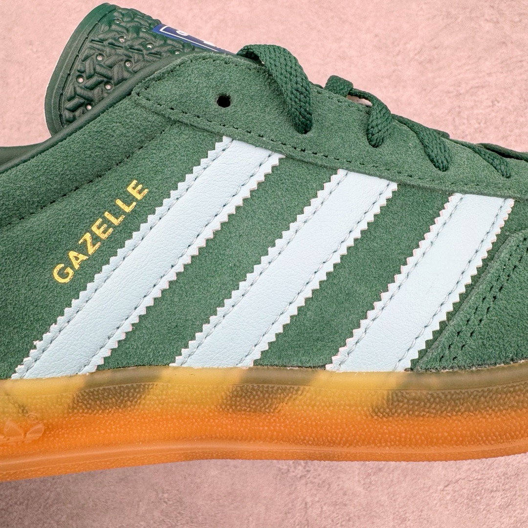 图片[20]-＃CS纯原 AD Original Gazelle Indoor Trainers 瞪羚室内鞋系列低帮复古百搭休闲运动德训风板鞋 蓝绿 IG9979 高端零售特供批次 原厂定制长毛翻毛皮组合环保纤维革鞋面材质 内置环保海玻璃鞋垫 外置RB橡胶大底 产品品控稳定性领先行业 原厂全套原楦原纸板冲刀磨具开发 原厂皮料加持 原厂港宝加持定型后跟R度完美 将复古进行到底 简约流畅 三十年不变经典 这款Gazelle运动鞋 无论面料、配色、质感或设计 都只在重现其1991年原款的经典 皮革鞋面 撞色三条纹和鞋跟标的设计 力求呈现90年代的经典复古风潮 Samba火热的同时 也带动了其它的复古鞋型 Gazelle便是其中一只 Gazelle Indoor拥有包边更宽的T字型鞋头 更好的保护运动员的前掌 浓浓的复古氛围感 非常适合现在流行的Cleanfit风格 尺码：35.5 36 36.5 37.5 38 38.5 39 40 40.5 41 42 42.5 43 44 44.5 45 46-选品中心