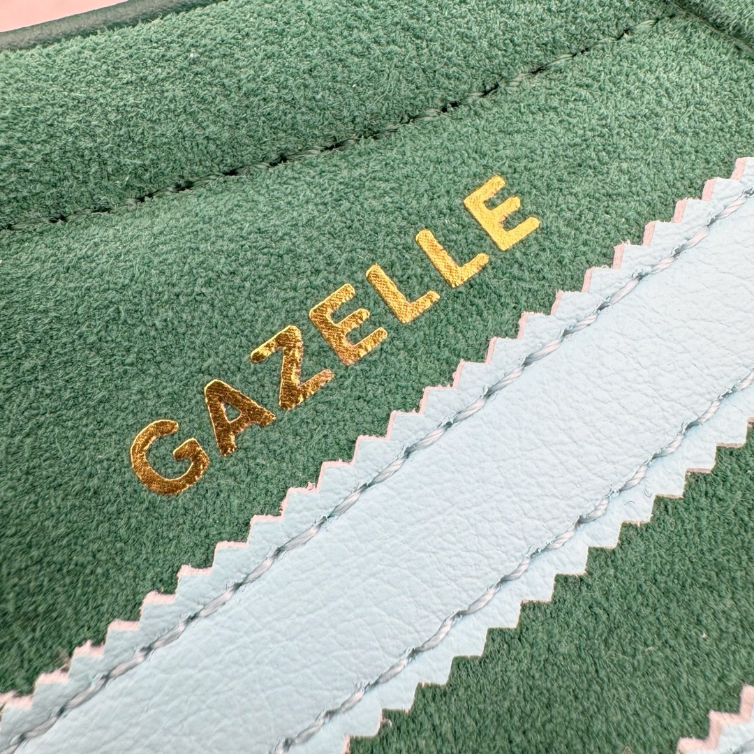 图片[19]-＃CS纯原 AD Original Gazelle Indoor Trainers 瞪羚室内鞋系列低帮复古百搭休闲运动德训风板鞋 蓝绿 IG9979 高端零售特供批次 原厂定制长毛翻毛皮组合环保纤维革鞋面材质 内置环保海玻璃鞋垫 外置RB橡胶大底 产品品控稳定性领先行业 原厂全套原楦原纸板冲刀磨具开发 原厂皮料加持 原厂港宝加持定型后跟R度完美 将复古进行到底 简约流畅 三十年不变经典 这款Gazelle运动鞋 无论面料、配色、质感或设计 都只在重现其1991年原款的经典 皮革鞋面 撞色三条纹和鞋跟标的设计 力求呈现90年代的经典复古风潮 Samba火热的同时 也带动了其它的复古鞋型 Gazelle便是其中一只 Gazelle Indoor拥有包边更宽的T字型鞋头 更好的保护运动员的前掌 浓浓的复古氛围感 非常适合现在流行的Cleanfit风格 尺码：35.5 36 36.5 37.5 38 38.5 39 40 40.5 41 42 42.5 43 44 44.5 45 46-选品中心