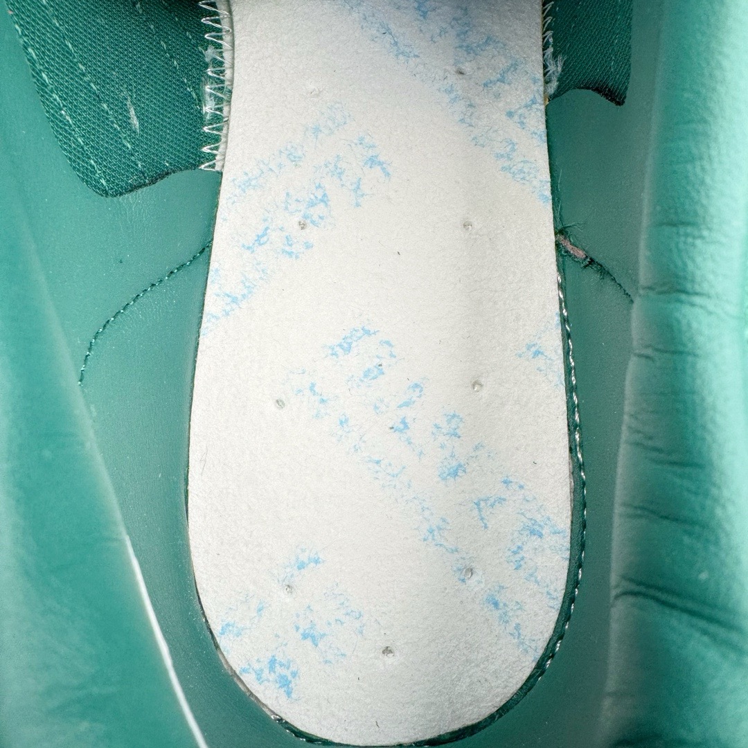 图片[12]-＃CS纯原 AD Original Gazelle Indoor Trainers 瞪羚室内鞋系列低帮复古百搭休闲运动德训风板鞋 蓝绿 IG9979 高端零售特供批次 原厂定制长毛翻毛皮组合环保纤维革鞋面材质 内置环保海玻璃鞋垫 外置RB橡胶大底 产品品控稳定性领先行业 原厂全套原楦原纸板冲刀磨具开发 原厂皮料加持 原厂港宝加持定型后跟R度完美 将复古进行到底 简约流畅 三十年不变经典 这款Gazelle运动鞋 无论面料、配色、质感或设计 都只在重现其1991年原款的经典 皮革鞋面 撞色三条纹和鞋跟标的设计 力求呈现90年代的经典复古风潮 Samba火热的同时 也带动了其它的复古鞋型 Gazelle便是其中一只 Gazelle Indoor拥有包边更宽的T字型鞋头 更好的保护运动员的前掌 浓浓的复古氛围感 非常适合现在流行的Cleanfit风格 尺码：35.5 36 36.5 37.5 38 38.5 39 40 40.5 41 42 42.5 43 44 44.5 45 46-选品中心
