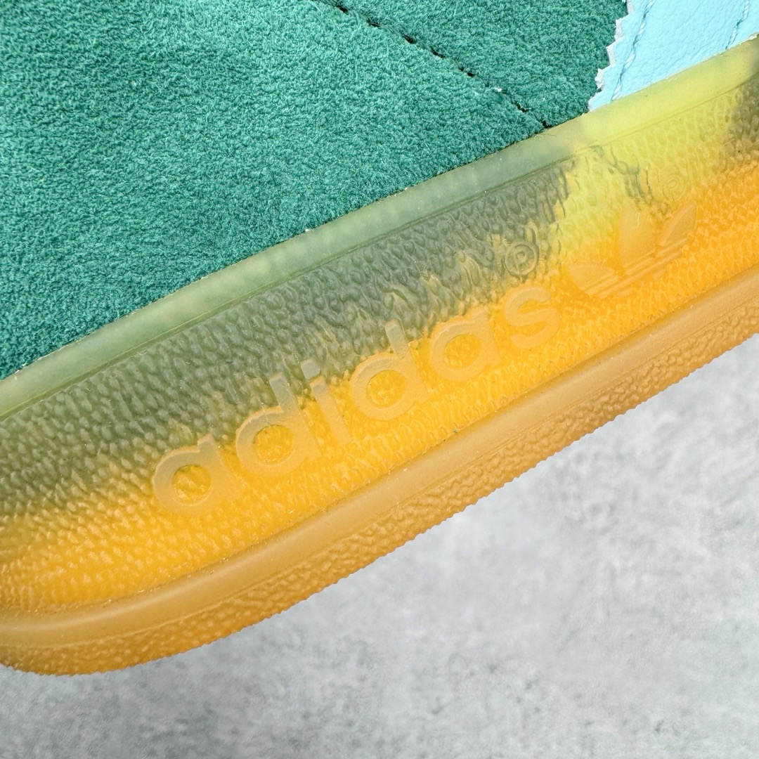 图片[18]-＃CS纯原 AD Original Gazelle Indoor Trainers 瞪羚室内鞋系列低帮复古百搭休闲运动德训风板鞋 蓝绿 IG9979 高端零售特供批次 原厂定制长毛翻毛皮组合环保纤维革鞋面材质 内置环保海玻璃鞋垫 外置RB橡胶大底 产品品控稳定性领先行业 原厂全套原楦原纸板冲刀磨具开发 原厂皮料加持 原厂港宝加持定型后跟R度完美 将复古进行到底 简约流畅 三十年不变经典 这款Gazelle运动鞋 无论面料、配色、质感或设计 都只在重现其1991年原款的经典 皮革鞋面 撞色三条纹和鞋跟标的设计 力求呈现90年代的经典复古风潮 Samba火热的同时 也带动了其它的复古鞋型 Gazelle便是其中一只 Gazelle Indoor拥有包边更宽的T字型鞋头 更好的保护运动员的前掌 浓浓的复古氛围感 非常适合现在流行的Cleanfit风格 尺码：35.5 36 36.5 37.5 38 38.5 39 40 40.5 41 42 42.5 43 44 44.5 45 46-选品中心