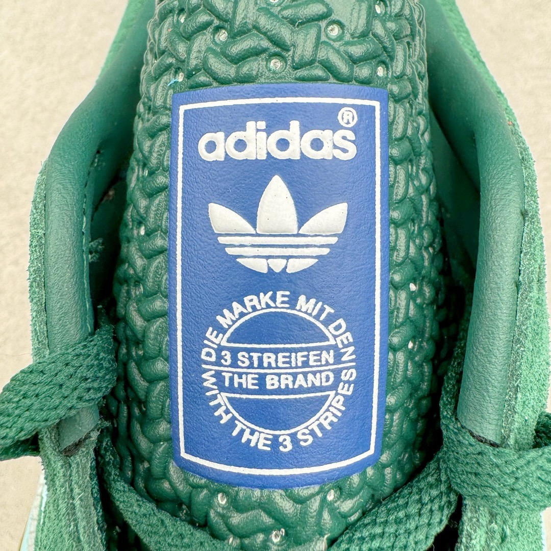 图片[17]-＃CS纯原 AD Original Gazelle Indoor Trainers 瞪羚室内鞋系列低帮复古百搭休闲运动德训风板鞋 蓝绿 IG9979 高端零售特供批次 原厂定制长毛翻毛皮组合环保纤维革鞋面材质 内置环保海玻璃鞋垫 外置RB橡胶大底 产品品控稳定性领先行业 原厂全套原楦原纸板冲刀磨具开发 原厂皮料加持 原厂港宝加持定型后跟R度完美 将复古进行到底 简约流畅 三十年不变经典 这款Gazelle运动鞋 无论面料、配色、质感或设计 都只在重现其1991年原款的经典 皮革鞋面 撞色三条纹和鞋跟标的设计 力求呈现90年代的经典复古风潮 Samba火热的同时 也带动了其它的复古鞋型 Gazelle便是其中一只 Gazelle Indoor拥有包边更宽的T字型鞋头 更好的保护运动员的前掌 浓浓的复古氛围感 非常适合现在流行的Cleanfit风格 尺码：35.5 36 36.5 37.5 38 38.5 39 40 40.5 41 42 42.5 43 44 44.5 45 46-选品中心