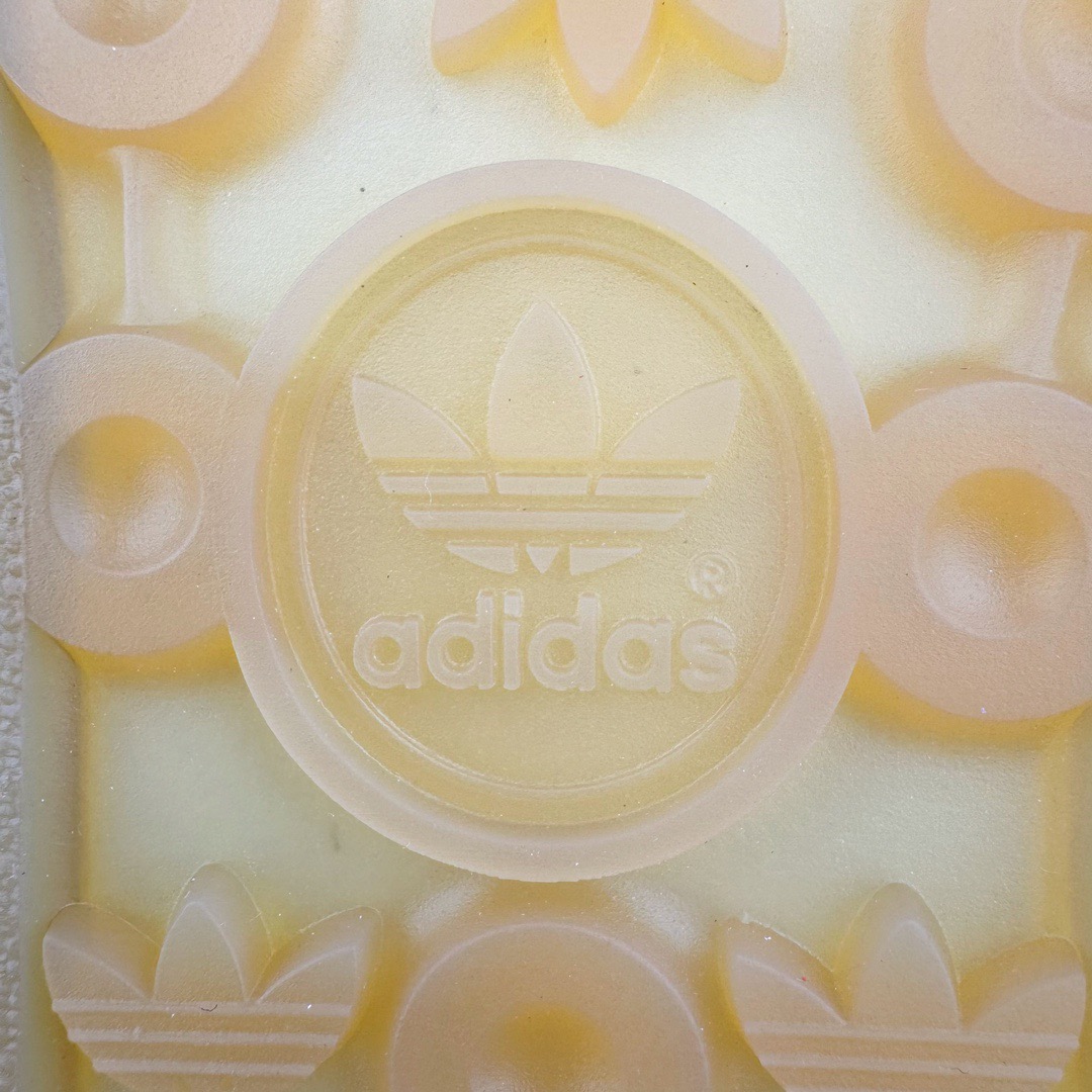 图片[16]-＃CS纯原 AD Original Gazelle Indoor Trainers 瞪羚室内鞋系列低帮复古百搭休闲运动德训风板鞋 红白 HQ8718 高端零售特供批次 原厂定制长毛翻毛皮组合环保纤维革鞋面材质 内置环保海玻璃鞋垫 外置RB橡胶大底 产品品控稳定性领先行业 原厂全套原楦原纸板冲刀磨具开发 原厂皮料加持 原厂港宝加持定型后跟R度完美 将复古进行到底 简约流畅 三十年不变经典 这款Gazelle运动鞋 无论面料、配色、质感或设计 都只在重现其1991年原款的经典 皮革鞋面 撞色三条纹和鞋跟标的设计 力求呈现90年代的经典复古风潮 Samba火热的同时 也带动了其它的复古鞋型 Gazelle便是其中一只 Gazelle Indoor拥有包边更宽的T字型鞋头 更好的保护运动员的前掌 浓浓的复古氛围感 非常适合现在流行的Cleanfit风格 尺码：35.5 36 36.5 37.5 38 38.5 39 40 40.5 41 42 42.5 43 44 44.5 45 46-选品中心