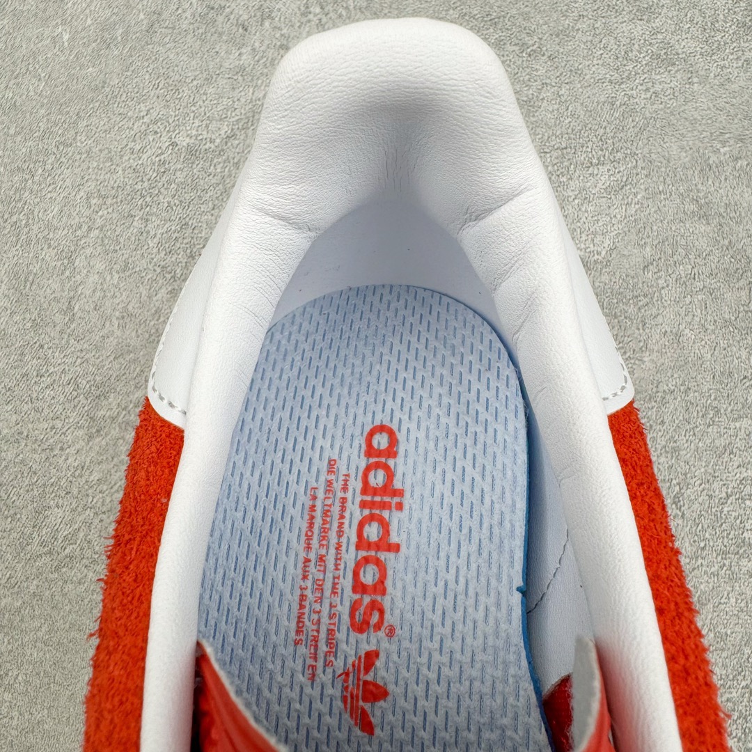 图片[17]-＃CS纯原 AD Original Gazelle Indoor Trainers 瞪羚室内鞋系列低帮复古百搭休闲运动德训风板鞋 红白 HQ8718 高端零售特供批次 原厂定制长毛翻毛皮组合环保纤维革鞋面材质 内置环保海玻璃鞋垫 外置RB橡胶大底 产品品控稳定性领先行业 原厂全套原楦原纸板冲刀磨具开发 原厂皮料加持 原厂港宝加持定型后跟R度完美 将复古进行到底 简约流畅 三十年不变经典 这款Gazelle运动鞋 无论面料、配色、质感或设计 都只在重现其1991年原款的经典 皮革鞋面 撞色三条纹和鞋跟标的设计 力求呈现90年代的经典复古风潮 Samba火热的同时 也带动了其它的复古鞋型 Gazelle便是其中一只 Gazelle Indoor拥有包边更宽的T字型鞋头 更好的保护运动员的前掌 浓浓的复古氛围感 非常适合现在流行的Cleanfit风格 尺码：35.5 36 36.5 37.5 38 38.5 39 40 40.5 41 42 42.5 43 44 44.5 45 46-选品中心