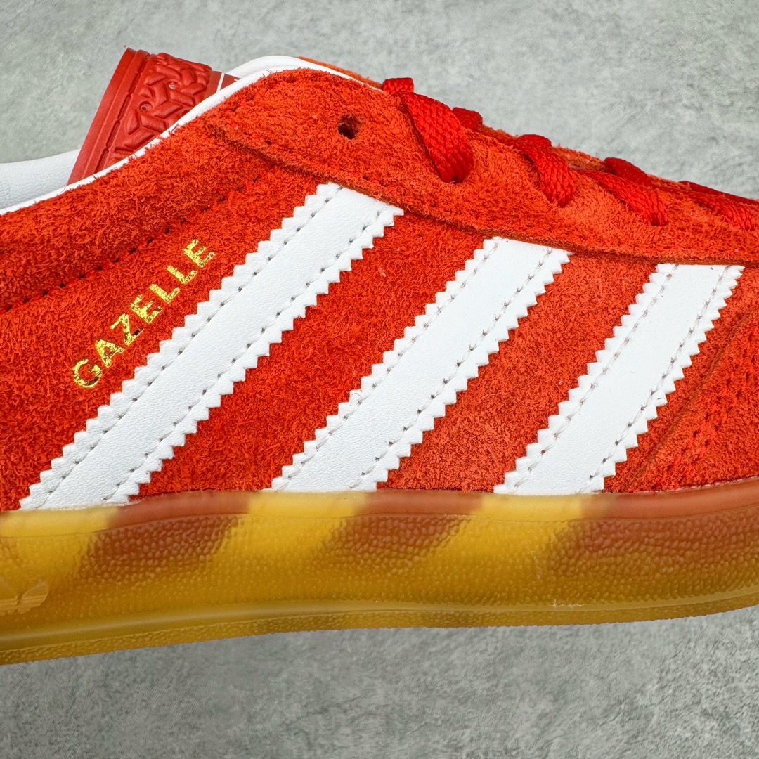 图片[15]-＃CS纯原 AD Original Gazelle Indoor Trainers 瞪羚室内鞋系列低帮复古百搭休闲运动德训风板鞋 红白 HQ8718 高端零售特供批次 原厂定制长毛翻毛皮组合环保纤维革鞋面材质 内置环保海玻璃鞋垫 外置RB橡胶大底 产品品控稳定性领先行业 原厂全套原楦原纸板冲刀磨具开发 原厂皮料加持 原厂港宝加持定型后跟R度完美 将复古进行到底 简约流畅 三十年不变经典 这款Gazelle运动鞋 无论面料、配色、质感或设计 都只在重现其1991年原款的经典 皮革鞋面 撞色三条纹和鞋跟标的设计 力求呈现90年代的经典复古风潮 Samba火热的同时 也带动了其它的复古鞋型 Gazelle便是其中一只 Gazelle Indoor拥有包边更宽的T字型鞋头 更好的保护运动员的前掌 浓浓的复古氛围感 非常适合现在流行的Cleanfit风格 尺码：35.5 36 36.5 37.5 38 38.5 39 40 40.5 41 42 42.5 43 44 44.5 45 46-选品中心
