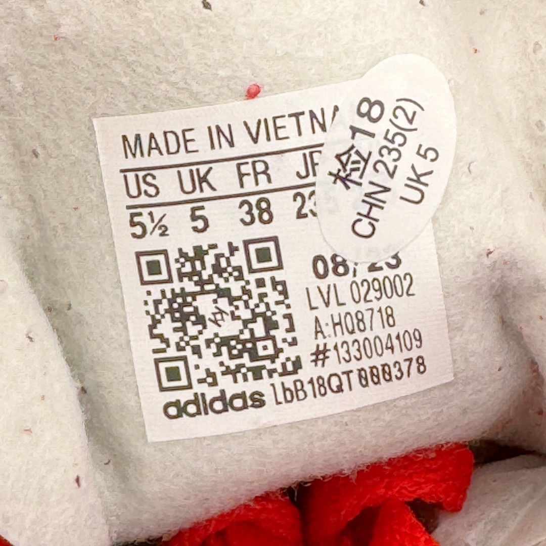 图片[20]-＃CS纯原 AD Original Gazelle Indoor Trainers 瞪羚室内鞋系列低帮复古百搭休闲运动德训风板鞋 红白 HQ8718 高端零售特供批次 原厂定制长毛翻毛皮组合环保纤维革鞋面材质 内置环保海玻璃鞋垫 外置RB橡胶大底 产品品控稳定性领先行业 原厂全套原楦原纸板冲刀磨具开发 原厂皮料加持 原厂港宝加持定型后跟R度完美 将复古进行到底 简约流畅 三十年不变经典 这款Gazelle运动鞋 无论面料、配色、质感或设计 都只在重现其1991年原款的经典 皮革鞋面 撞色三条纹和鞋跟标的设计 力求呈现90年代的经典复古风潮 Samba火热的同时 也带动了其它的复古鞋型 Gazelle便是其中一只 Gazelle Indoor拥有包边更宽的T字型鞋头 更好的保护运动员的前掌 浓浓的复古氛围感 非常适合现在流行的Cleanfit风格 尺码：35.5 36 36.5 37.5 38 38.5 39 40 40.5 41 42 42.5 43 44 44.5 45 46-选品中心