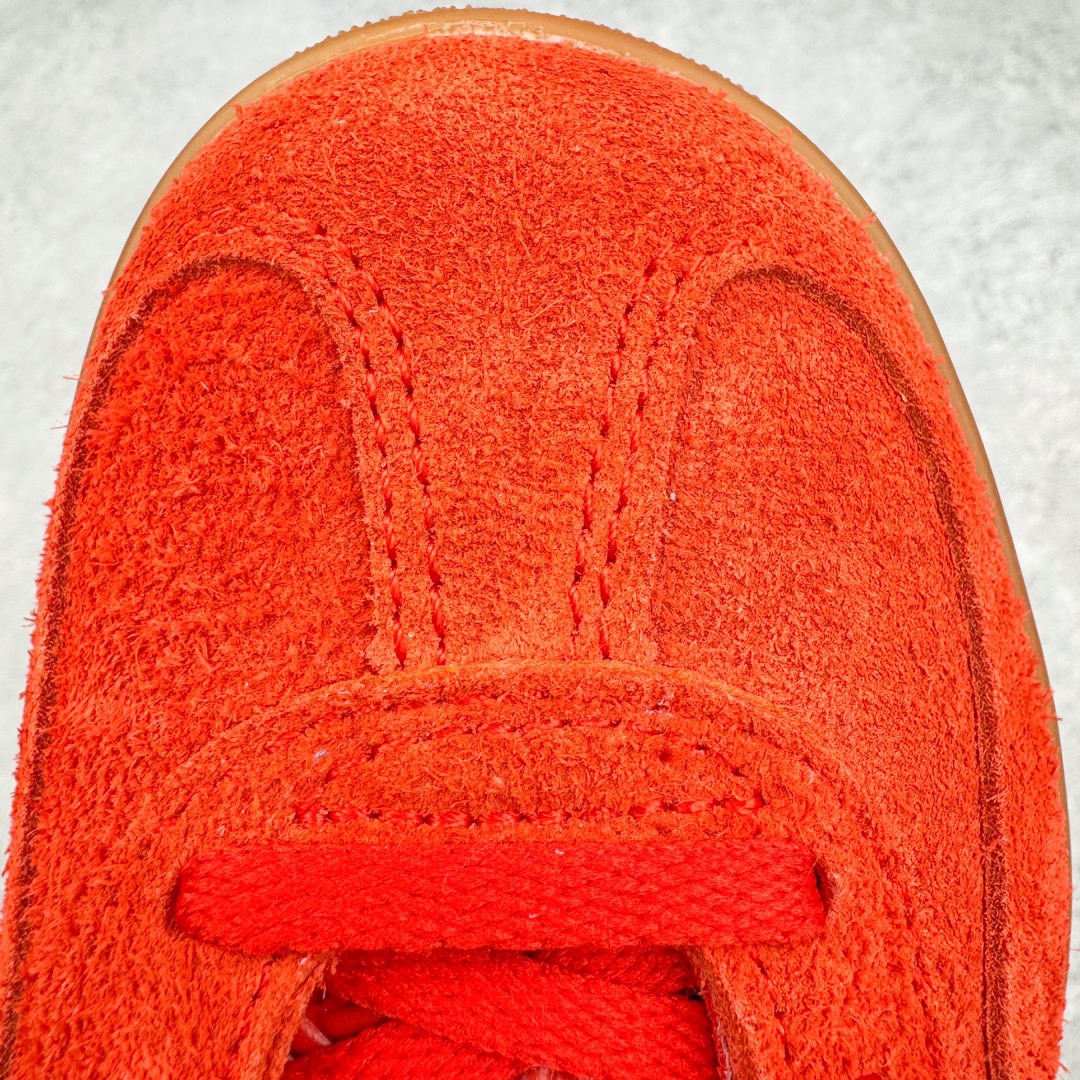 图片[10]-＃CS纯原 AD Original Gazelle Indoor Trainers 瞪羚室内鞋系列低帮复古百搭休闲运动德训风板鞋 红白 HQ8718 高端零售特供批次 原厂定制长毛翻毛皮组合环保纤维革鞋面材质 内置环保海玻璃鞋垫 外置RB橡胶大底 产品品控稳定性领先行业 原厂全套原楦原纸板冲刀磨具开发 原厂皮料加持 原厂港宝加持定型后跟R度完美 将复古进行到底 简约流畅 三十年不变经典 这款Gazelle运动鞋 无论面料、配色、质感或设计 都只在重现其1991年原款的经典 皮革鞋面 撞色三条纹和鞋跟标的设计 力求呈现90年代的经典复古风潮 Samba火热的同时 也带动了其它的复古鞋型 Gazelle便是其中一只 Gazelle Indoor拥有包边更宽的T字型鞋头 更好的保护运动员的前掌 浓浓的复古氛围感 非常适合现在流行的Cleanfit风格 尺码：35.5 36 36.5 37.5 38 38.5 39 40 40.5 41 42 42.5 43 44 44.5 45 46-选品中心