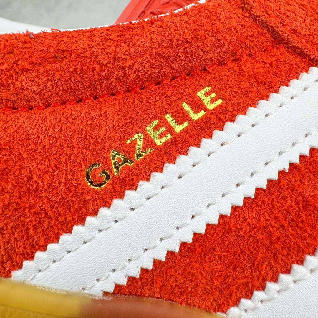 图片[14]-＃CS纯原 AD Original Gazelle Indoor Trainers 瞪羚室内鞋系列低帮复古百搭休闲运动德训风板鞋 红白 HQ8718 高端零售特供批次 原厂定制长毛翻毛皮组合环保纤维革鞋面材质 内置环保海玻璃鞋垫 外置RB橡胶大底 产品品控稳定性领先行业 原厂全套原楦原纸板冲刀磨具开发 原厂皮料加持 原厂港宝加持定型后跟R度完美 将复古进行到底 简约流畅 三十年不变经典 这款Gazelle运动鞋 无论面料、配色、质感或设计 都只在重现其1991年原款的经典 皮革鞋面 撞色三条纹和鞋跟标的设计 力求呈现90年代的经典复古风潮 Samba火热的同时 也带动了其它的复古鞋型 Gazelle便是其中一只 Gazelle Indoor拥有包边更宽的T字型鞋头 更好的保护运动员的前掌 浓浓的复古氛围感 非常适合现在流行的Cleanfit风格 尺码：35.5 36 36.5 37.5 38 38.5 39 40 40.5 41 42 42.5 43 44 44.5 45 46-选品中心