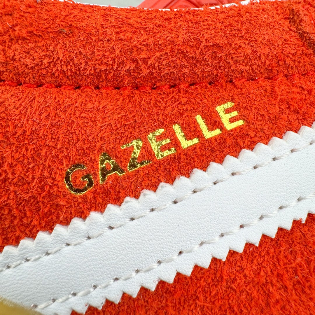 图片[18]-＃CS纯原 AD Original Gazelle Indoor Trainers 瞪羚室内鞋系列低帮复古百搭休闲运动德训风板鞋 红白 HQ8718 高端零售特供批次 原厂定制长毛翻毛皮组合环保纤维革鞋面材质 内置环保海玻璃鞋垫 外置RB橡胶大底 产品品控稳定性领先行业 原厂全套原楦原纸板冲刀磨具开发 原厂皮料加持 原厂港宝加持定型后跟R度完美 将复古进行到底 简约流畅 三十年不变经典 这款Gazelle运动鞋 无论面料、配色、质感或设计 都只在重现其1991年原款的经典 皮革鞋面 撞色三条纹和鞋跟标的设计 力求呈现90年代的经典复古风潮 Samba火热的同时 也带动了其它的复古鞋型 Gazelle便是其中一只 Gazelle Indoor拥有包边更宽的T字型鞋头 更好的保护运动员的前掌 浓浓的复古氛围感 非常适合现在流行的Cleanfit风格 尺码：35.5 36 36.5 37.5 38 38.5 39 40 40.5 41 42 42.5 43 44 44.5 45 46-选品中心