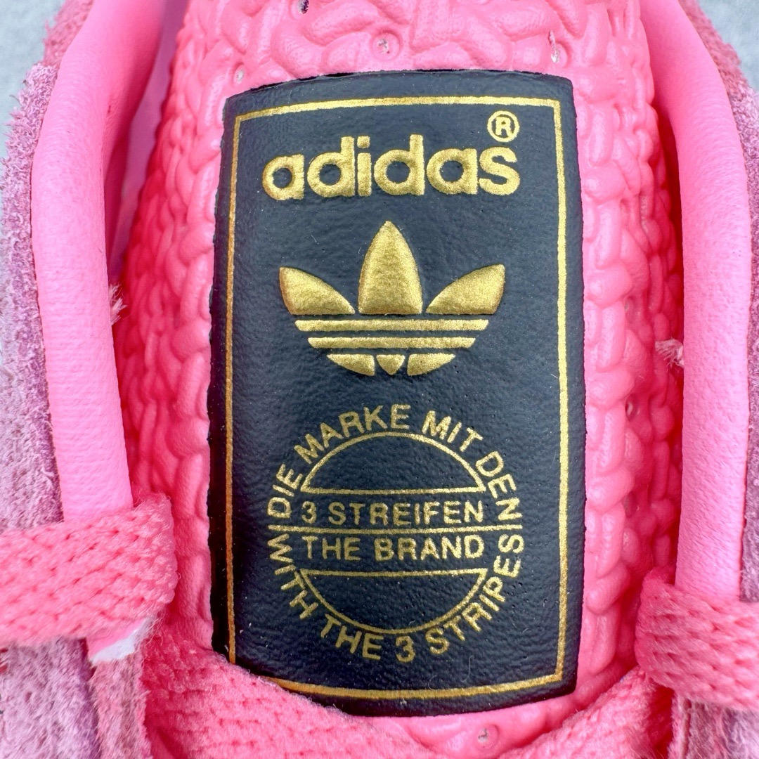 图片[15]-＃CS纯原 AD Original Gazelle Indoor Trainers 瞪羚室内鞋系列低帮复古百搭休闲运动德训风板鞋 粉黑 IE7002 高端零售特供批次 原厂定制长毛翻毛皮组合环保纤维革鞋面材质 内置环保海玻璃鞋垫 外置RB橡胶大底 产品品控稳定性领先行业 原厂全套原楦原纸板冲刀磨具开发 原厂皮料加持 原厂港宝加持定型后跟R度完美 将复古进行到底 简约流畅 三十年不变经典 这款Gazelle运动鞋 无论面料、配色、质感或设计 都只在重现其1991年原款的经典 皮革鞋面 撞色三条纹和鞋跟标的设计 力求呈现90年代的经典复古风潮 Samba火热的同时 也带动了其它的复古鞋型 Gazelle便是其中一只 Gazelle Indoor拥有包边更宽的T字型鞋头 更好的保护运动员的前掌 浓浓的复古氛围感 非常适合现在流行的Cleanfit风格 尺码：35.5 36 36.5 37.5 38 38.5 39 40 40.5 41 42 42.5 43 44 44.5 45 46-选品中心