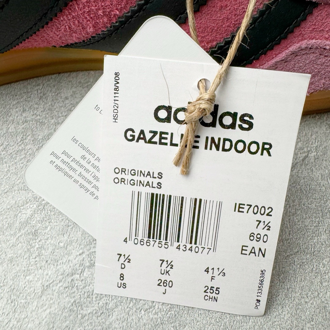 图片[11]-＃CS纯原 AD Original Gazelle Indoor Trainers 瞪羚室内鞋系列低帮复古百搭休闲运动德训风板鞋 粉黑 IE7002 高端零售特供批次 原厂定制长毛翻毛皮组合环保纤维革鞋面材质 内置环保海玻璃鞋垫 外置RB橡胶大底 产品品控稳定性领先行业 原厂全套原楦原纸板冲刀磨具开发 原厂皮料加持 原厂港宝加持定型后跟R度完美 将复古进行到底 简约流畅 三十年不变经典 这款Gazelle运动鞋 无论面料、配色、质感或设计 都只在重现其1991年原款的经典 皮革鞋面 撞色三条纹和鞋跟标的设计 力求呈现90年代的经典复古风潮 Samba火热的同时 也带动了其它的复古鞋型 Gazelle便是其中一只 Gazelle Indoor拥有包边更宽的T字型鞋头 更好的保护运动员的前掌 浓浓的复古氛围感 非常适合现在流行的Cleanfit风格 尺码：35.5 36 36.5 37.5 38 38.5 39 40 40.5 41 42 42.5 43 44 44.5 45 46-选品中心